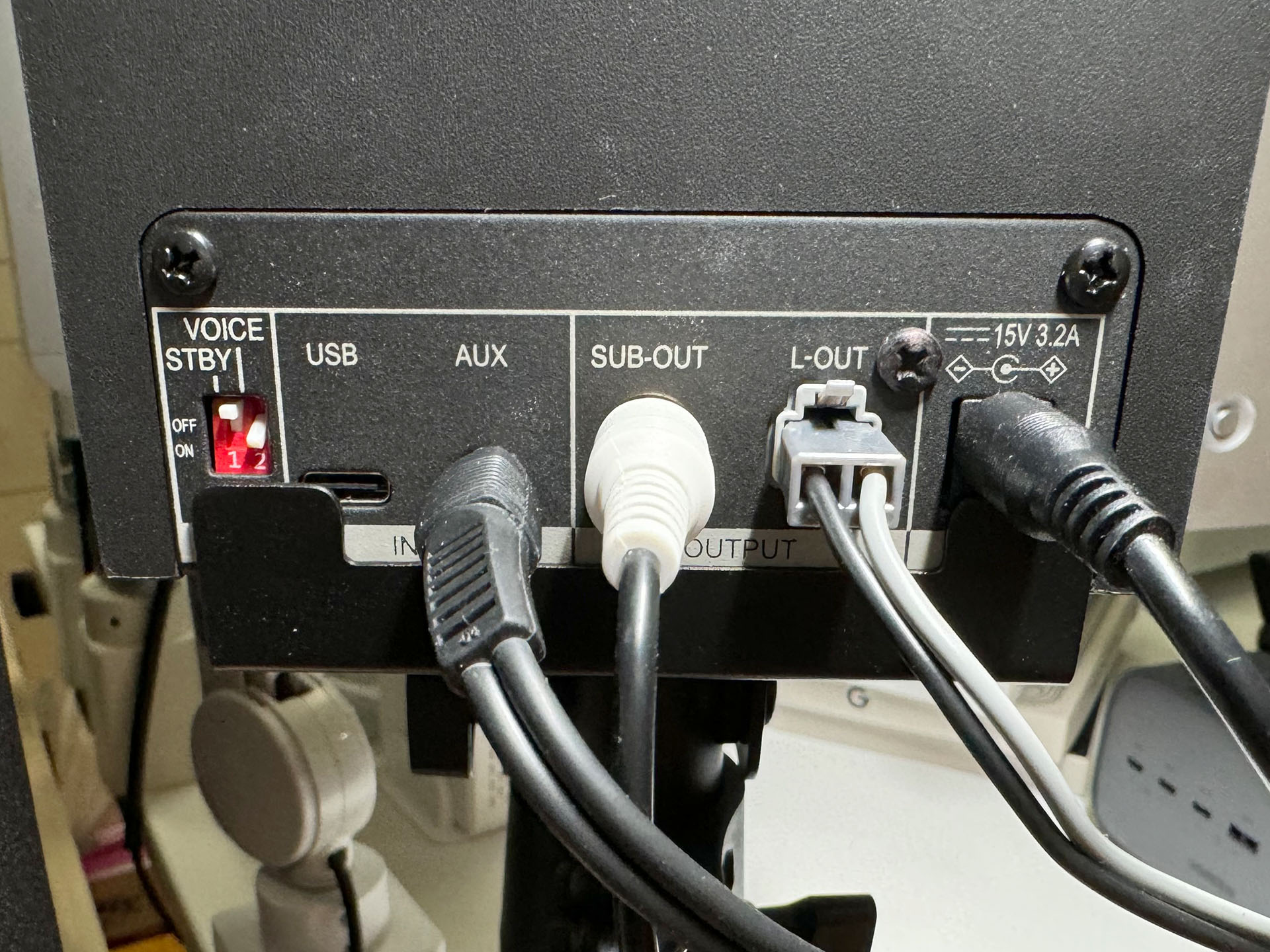 スピーカー後方が浮いた状態でスタンドにセットしても、使えないことはないのだが、USB端子は塞がれてしまう。FOSTEX「PM0.3BD」はUSB-DAC内蔵でPCとUSB接続するとノイズが少なく高音質だが、このスタンドだとそういう使い方ができない。俺の場合、FOSTEX「PM0.3BD」内蔵ではなくべつのUSB-DAC経由でPCと接続している。