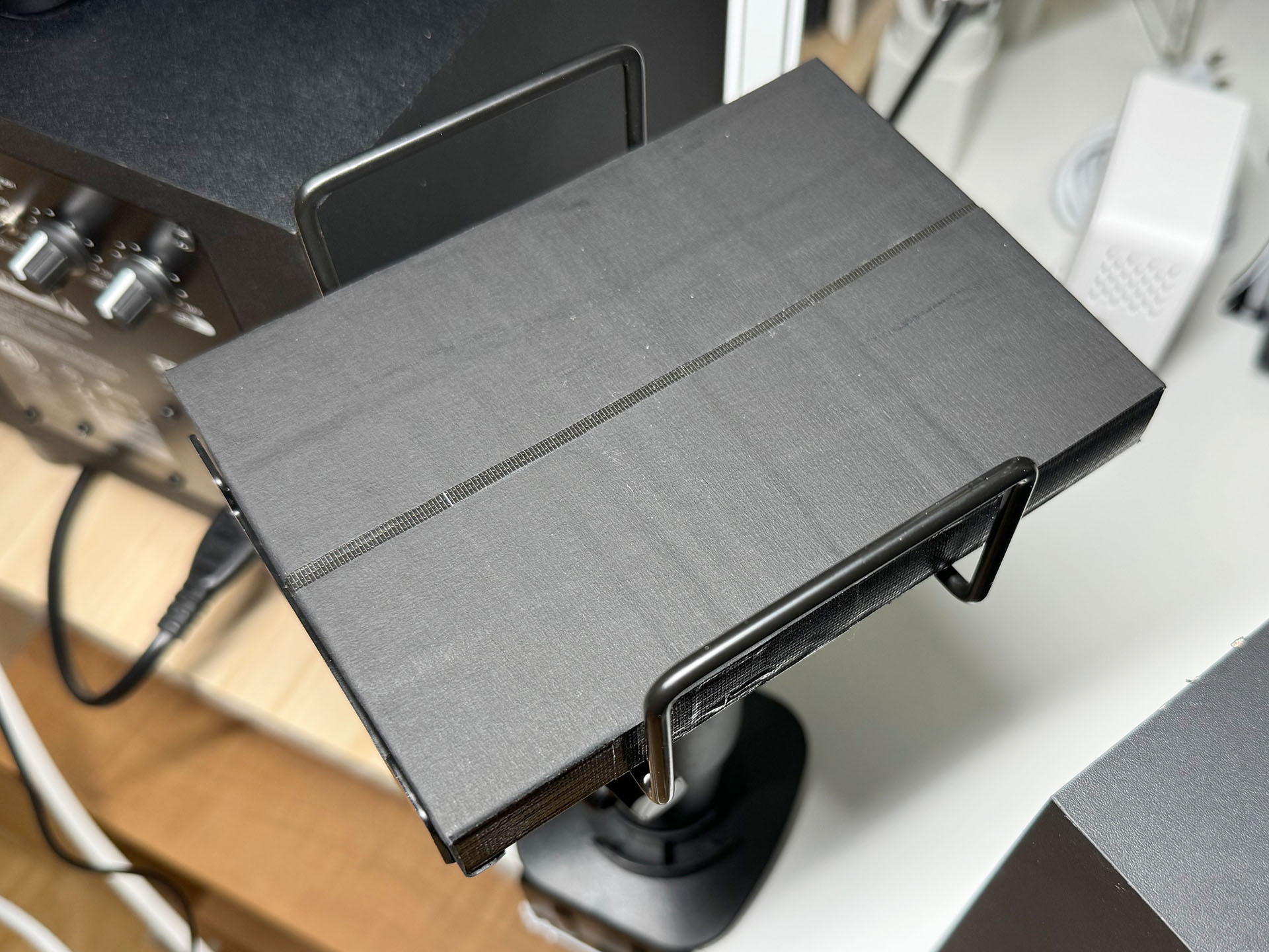 これをスタンドの上に置いて……。