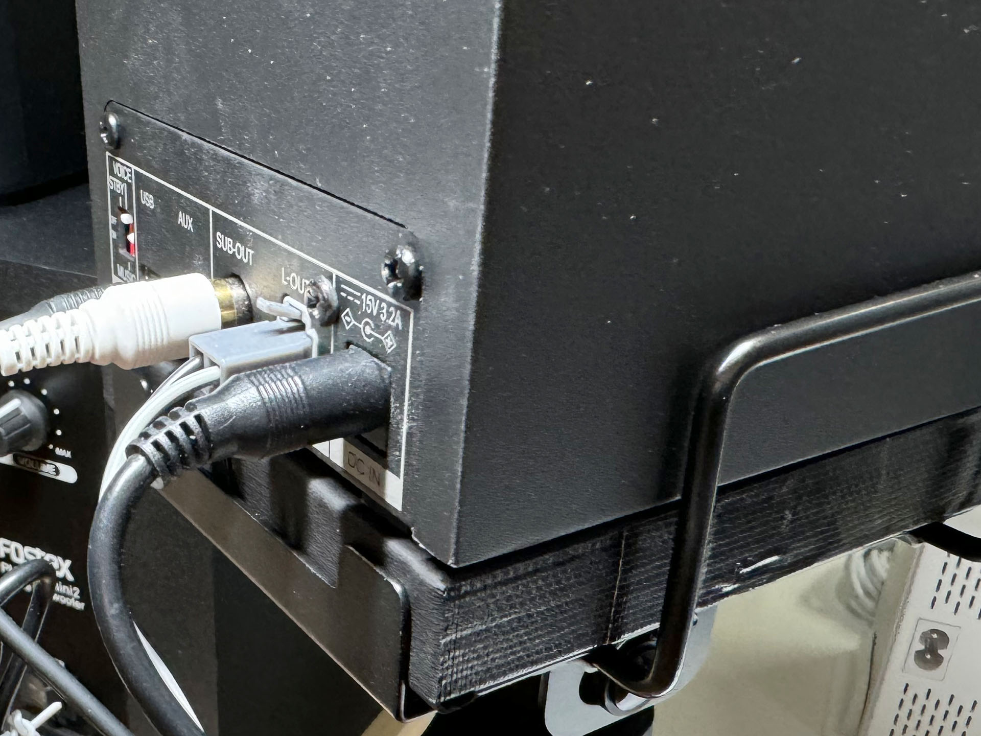 そこにスピーカーをセット。スタンドのストッパーとケーブルが干渉することがなくなった。