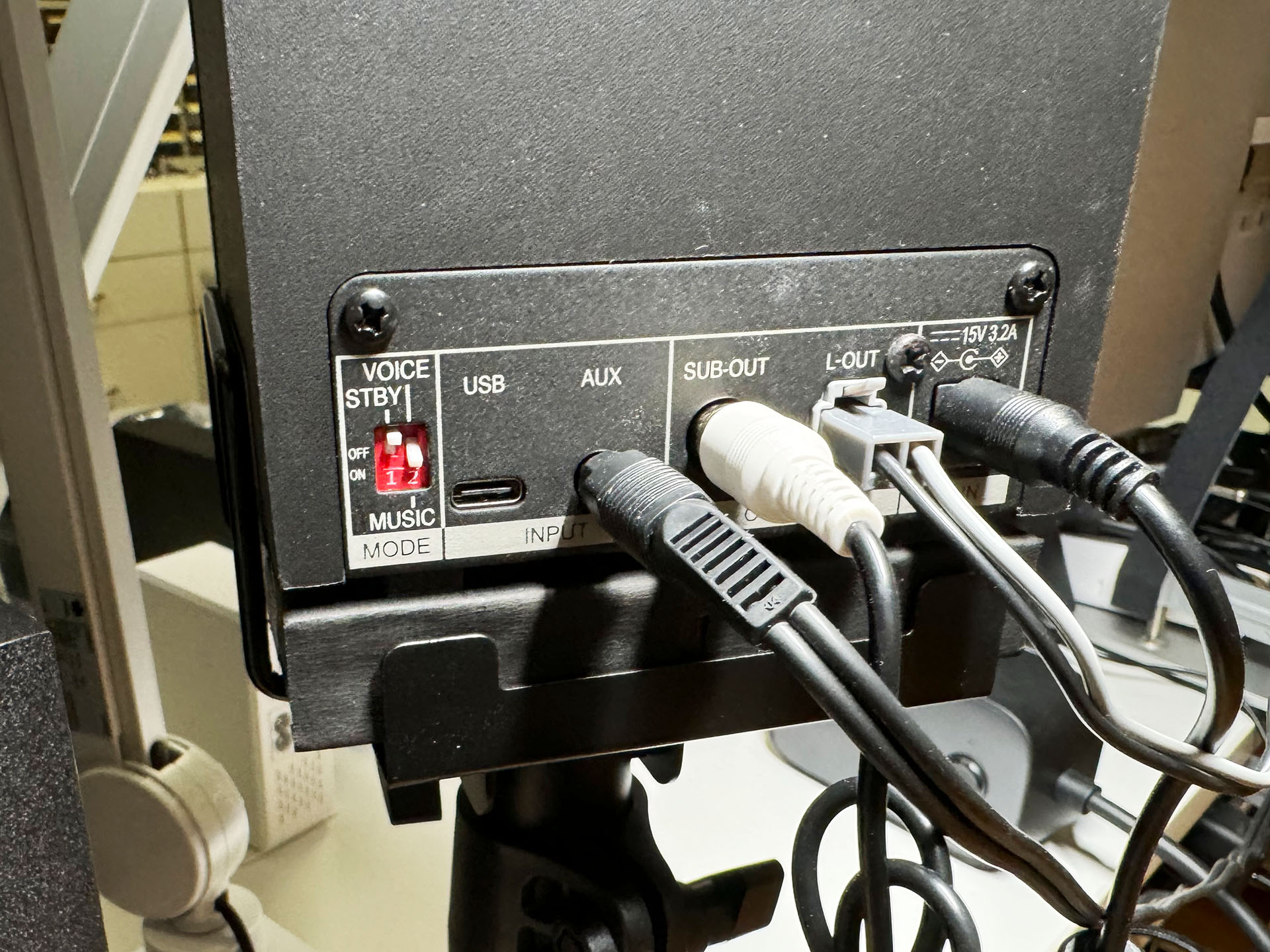 PCとのUSB接続もできるようになった。ちなみにスタンド側の後方ストッパーをなくしたい場合、切断するしかなさそう。曲げようとするとスタンド後方底面も曲がってしまいそうだ。