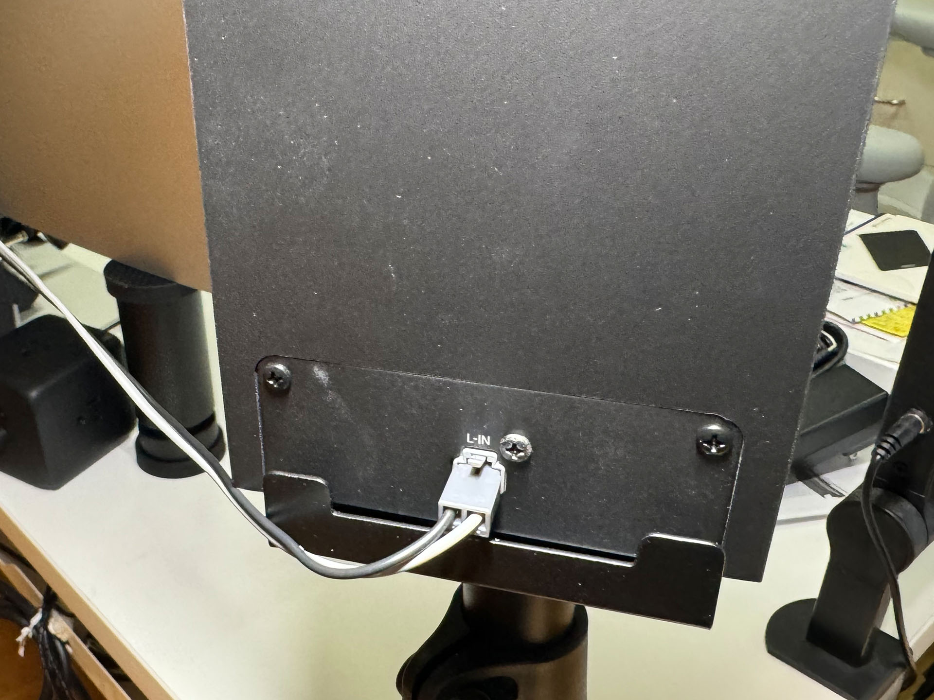 ちなみにFOSTEX「PM0.3BD」左側ユニット後方は、低くない位置にひとつコネクターがあるだけなので、スタンド後方ストッパーとは干渉しない。