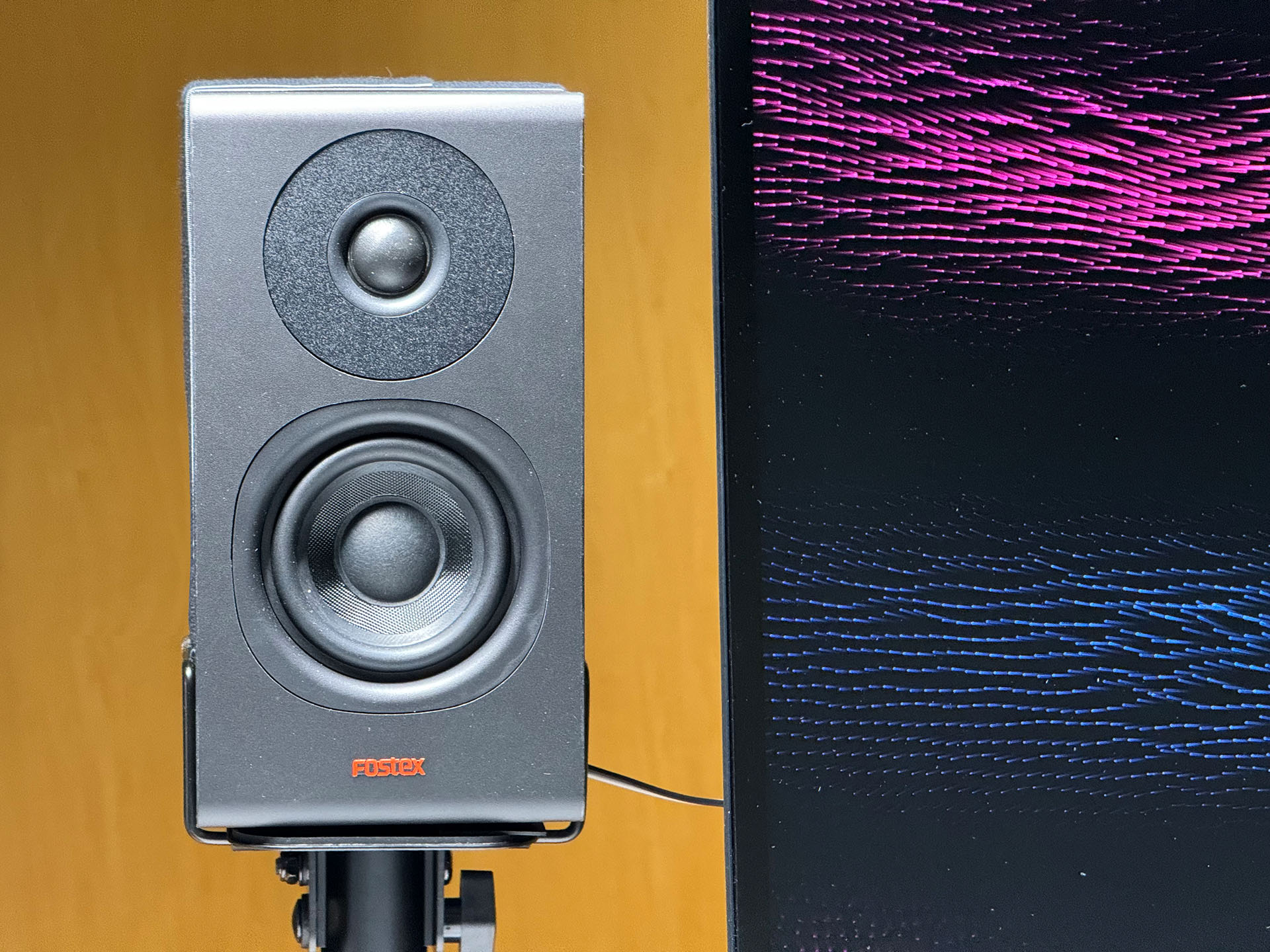 左スピーカー。こちらに真っ直ぐに向けた。