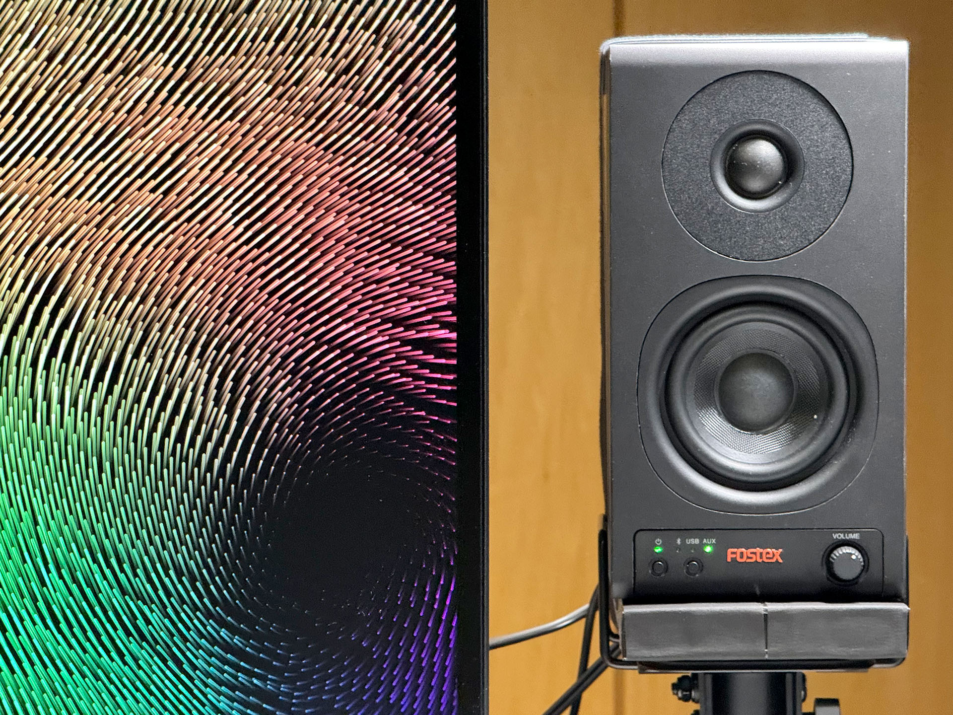 右スピーカーもこちらに真っ直ぐ。ツィーターは耳の高さ。