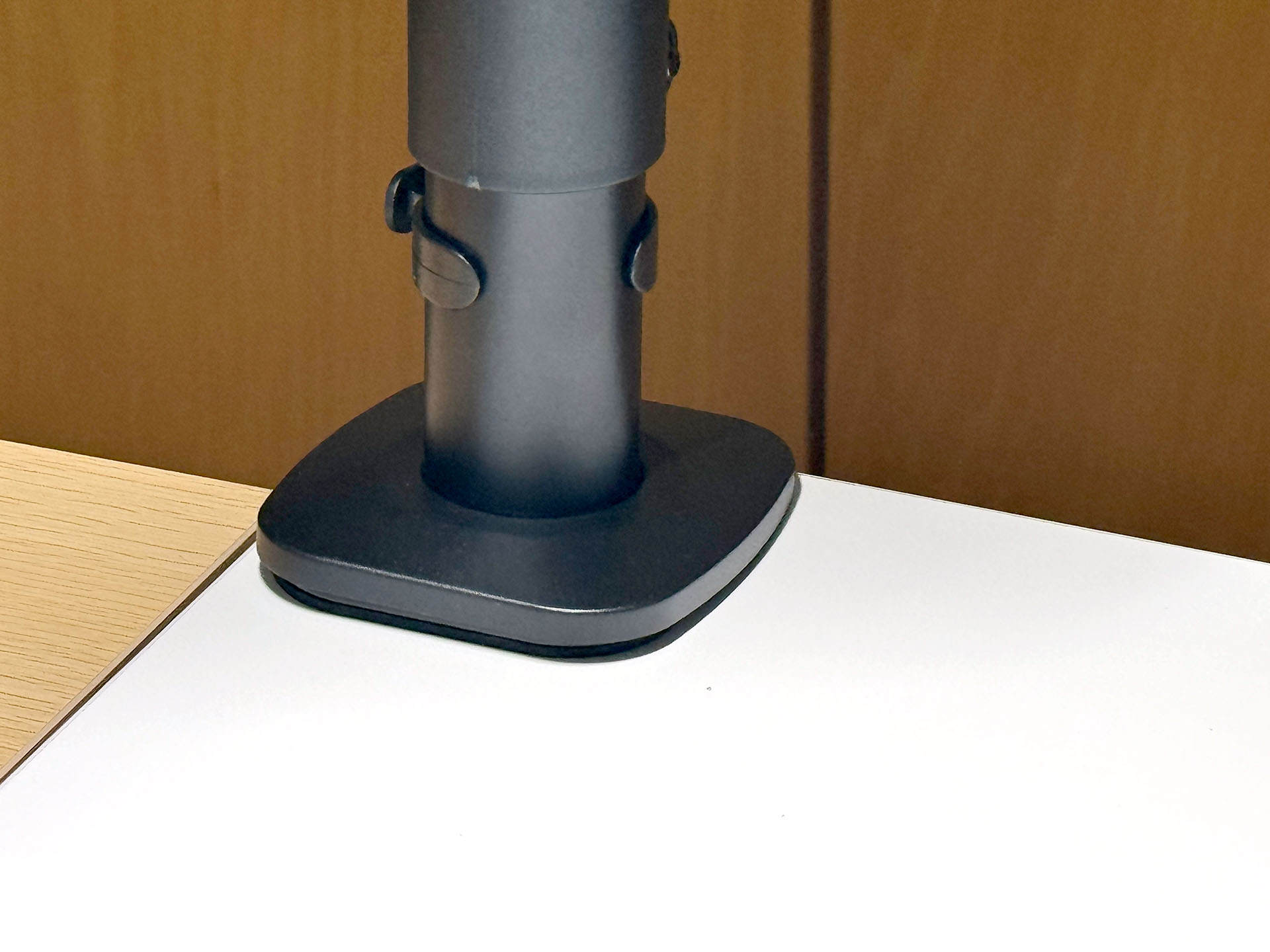 スタンドは机の端にクランプ止め。専有面積は約9×9cm。