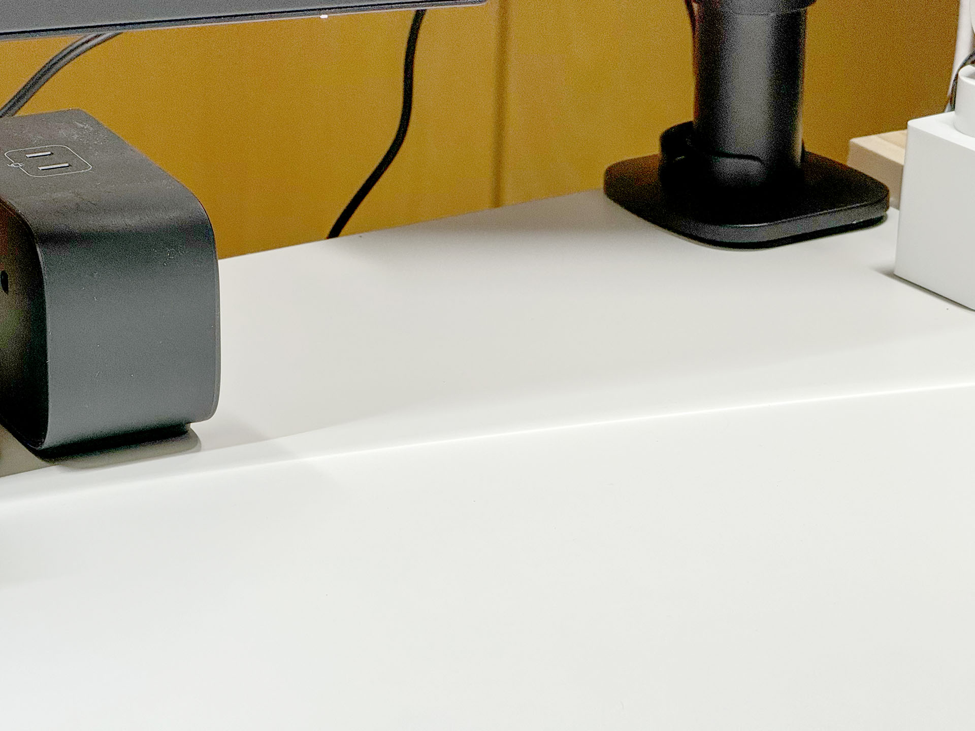 左右ともクランプ止め。机の端なので、机上を広々と使える。