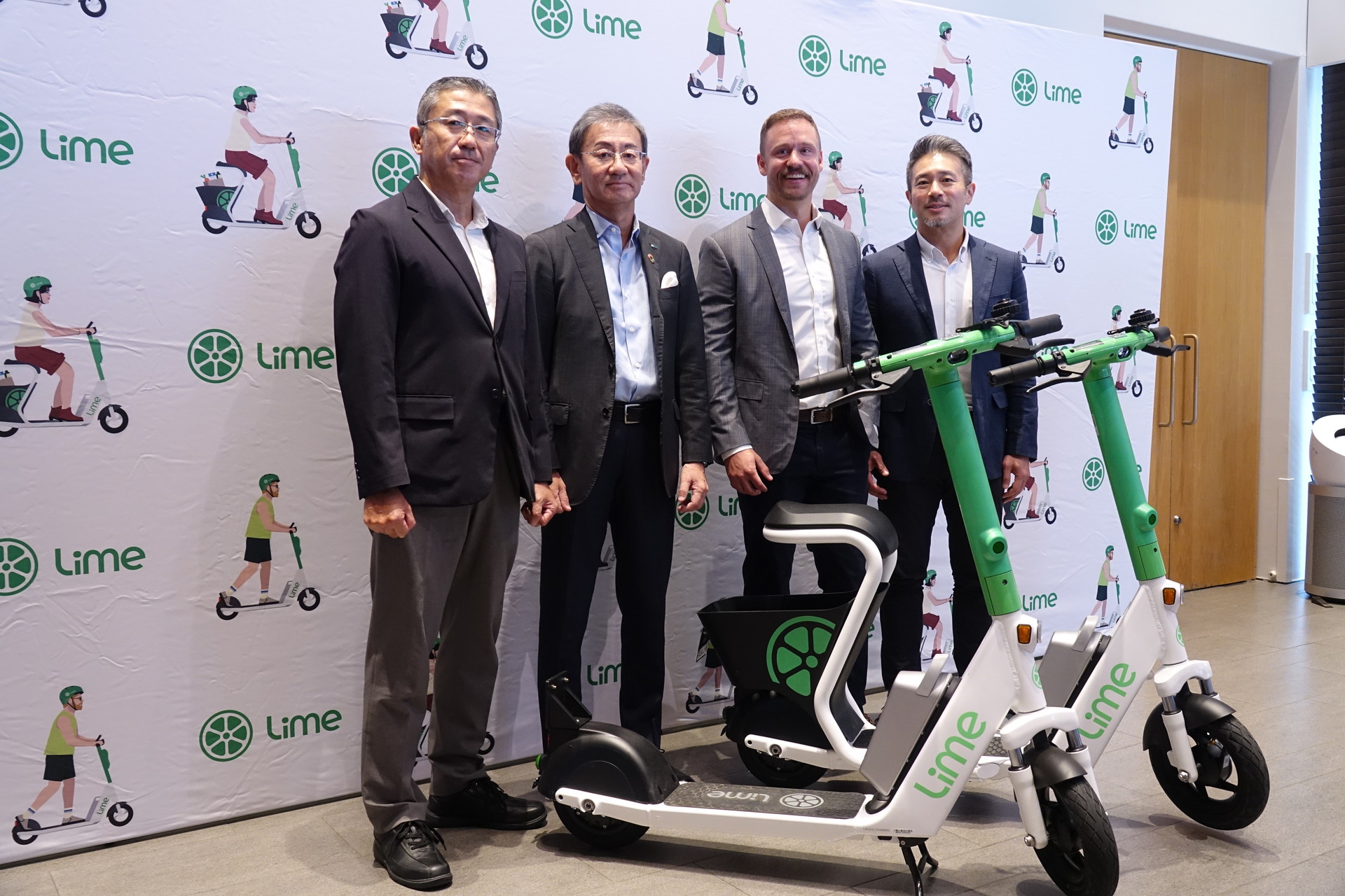 左から三井住友海上 有元威彦 執行役員、同 立松博 取締役、Neutron Holdings ウッディ・ハートマン COO、Lime テリー・サイ カントリーマネージャー
