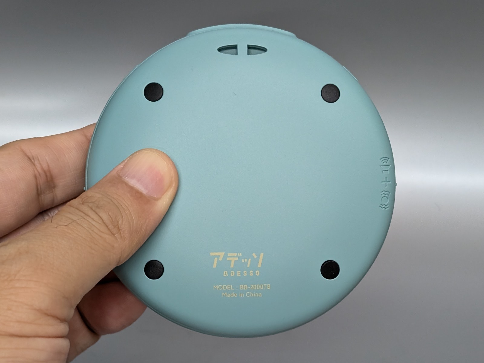 底面。滑り止めの脚がついている