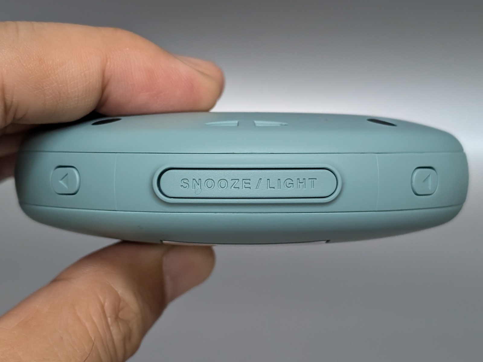 上部にはアラームを停止させる場合などに使うボタンがある。左右には時刻設定などに使うボタンがある