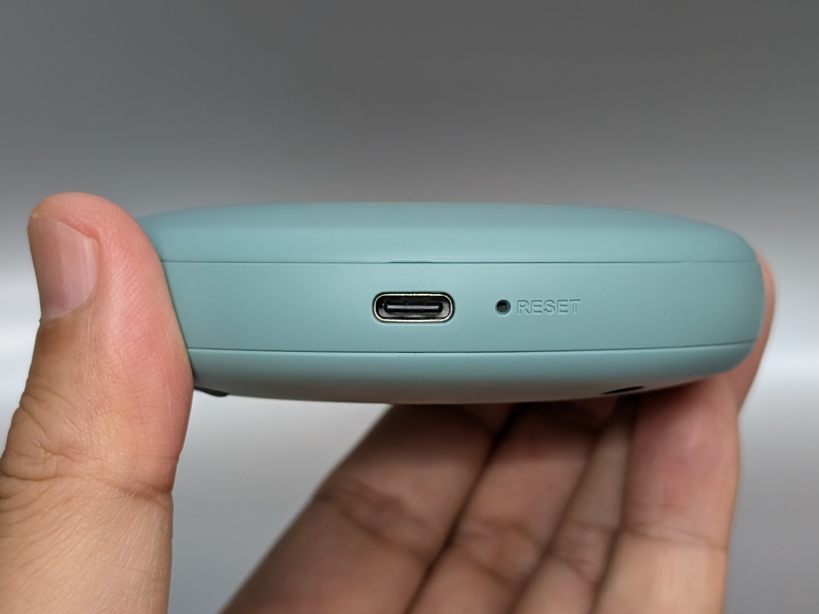 充電はUSB Type-Cで行う。試したところUSB PD対応の充電器では認識されなかった