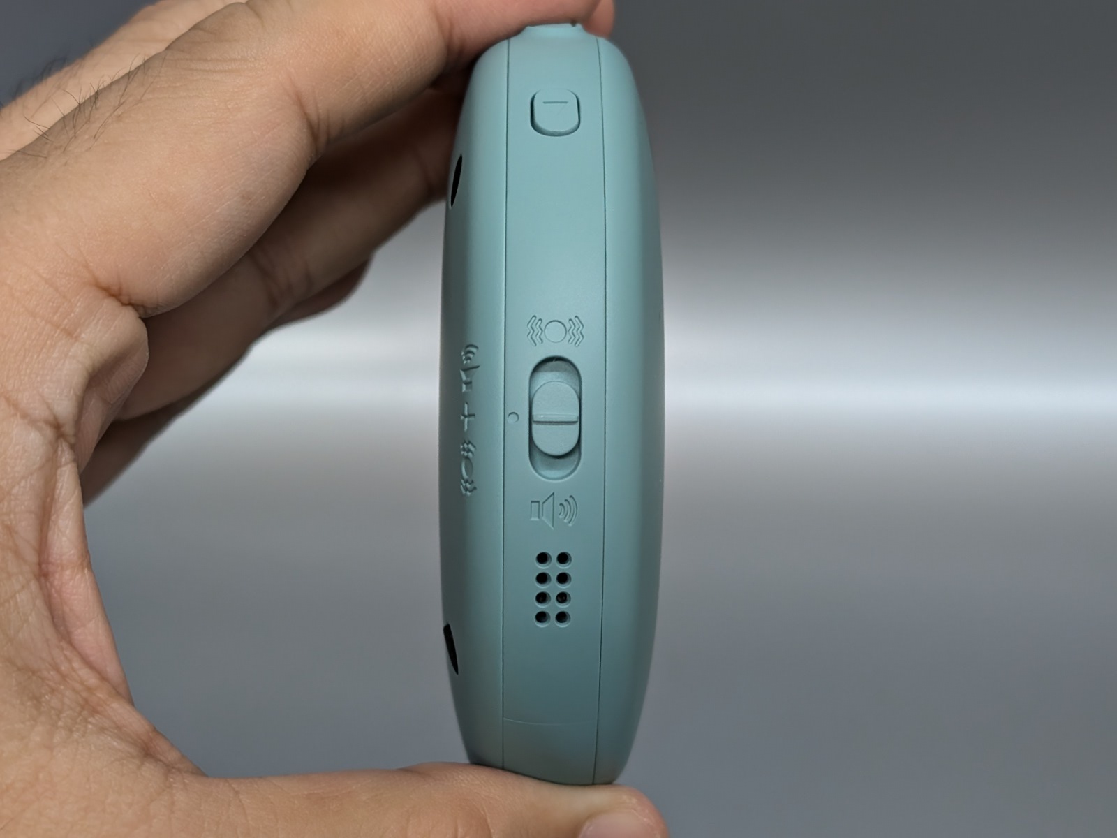 左側面のボタン。アラームかバイブか、あるいはその両方かを選択できる