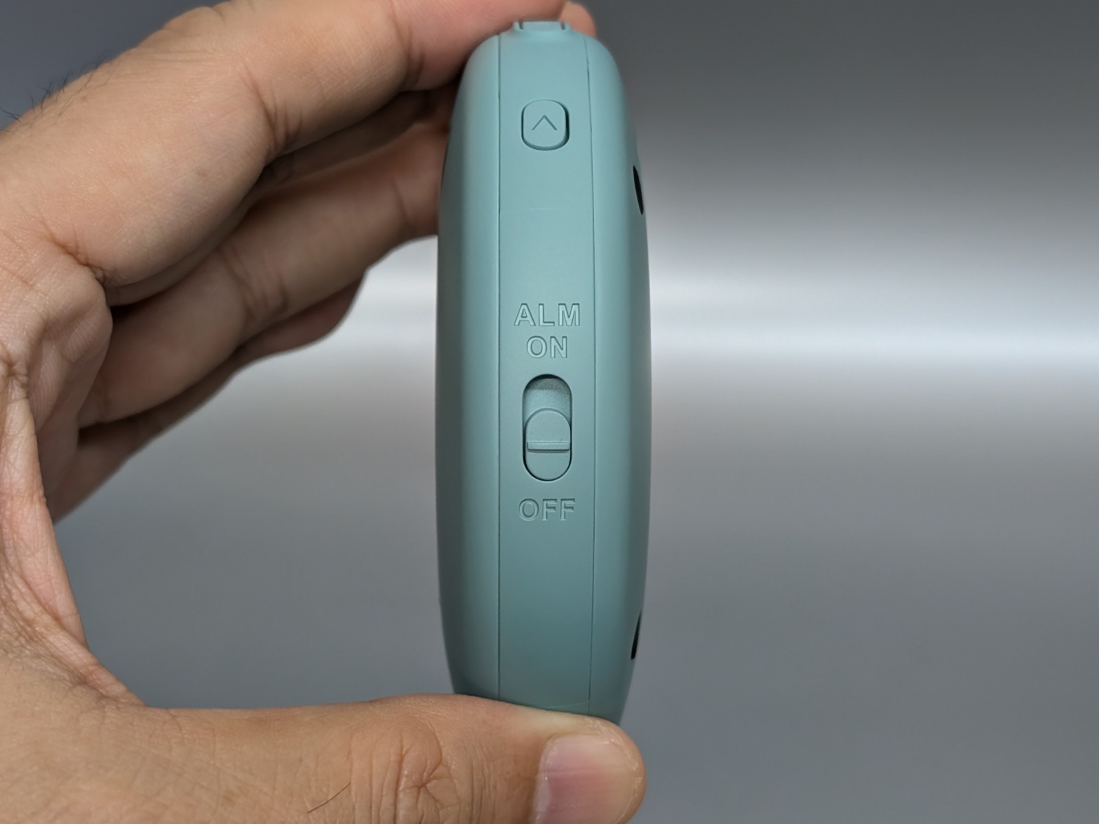 右側面のボタン。アラームのオン・オフを設定する