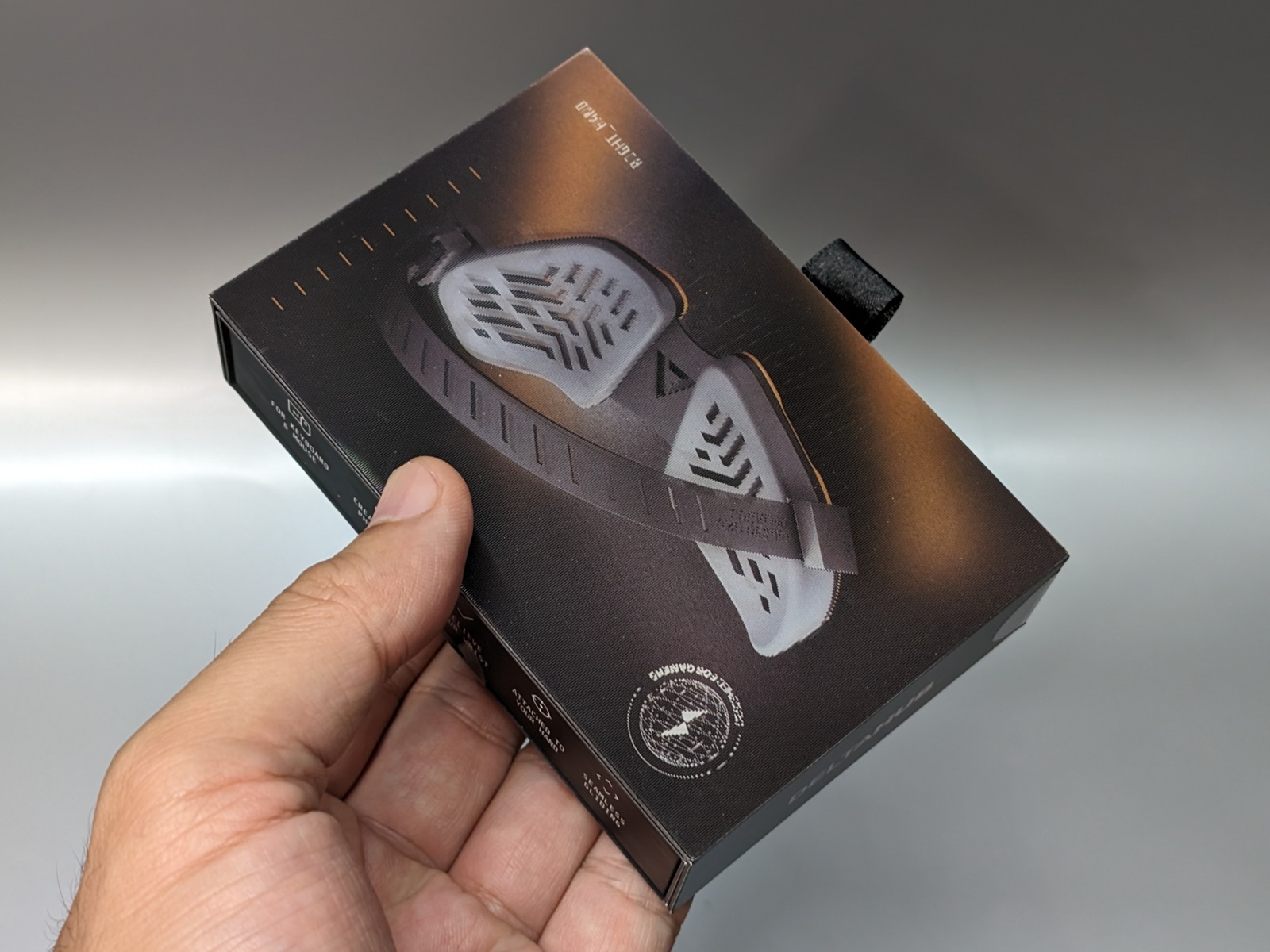 いかにもゲーミング用途といったデザインのパッケージ