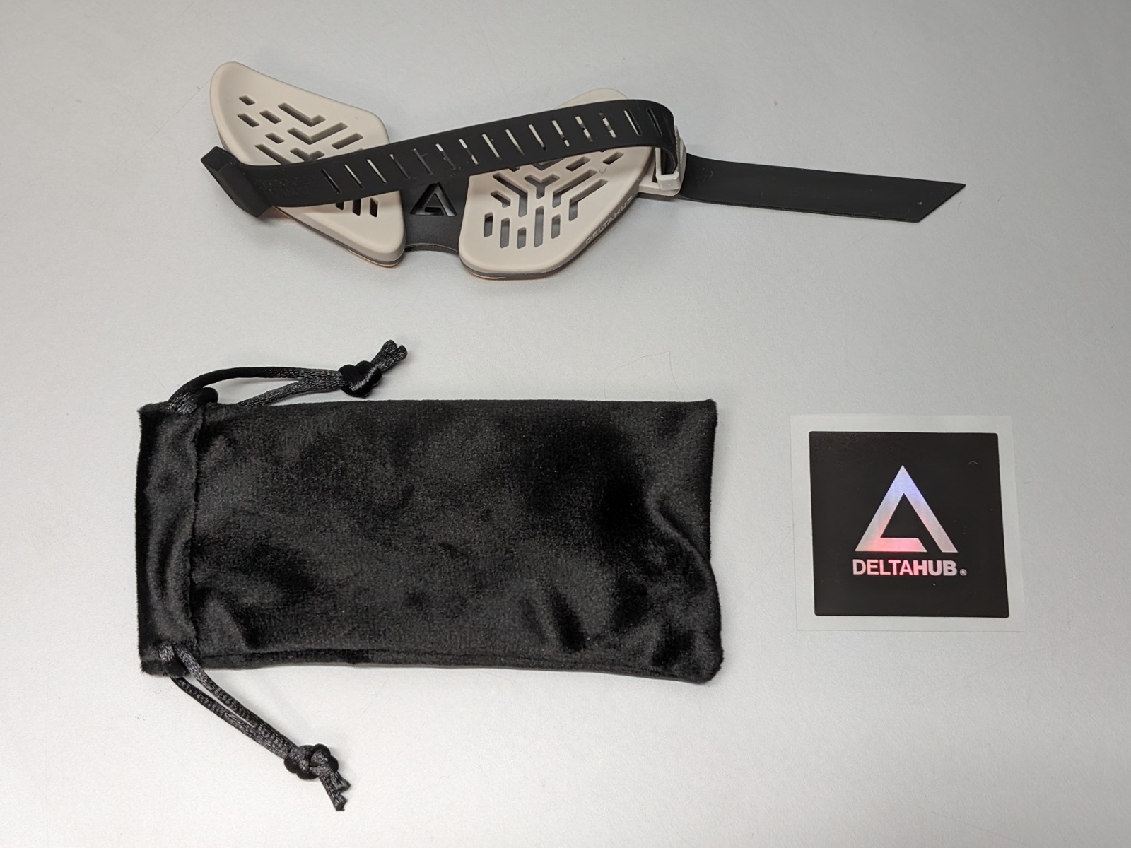 同梱品一覧。本体とキャリングポーチ、さらにシールも付属