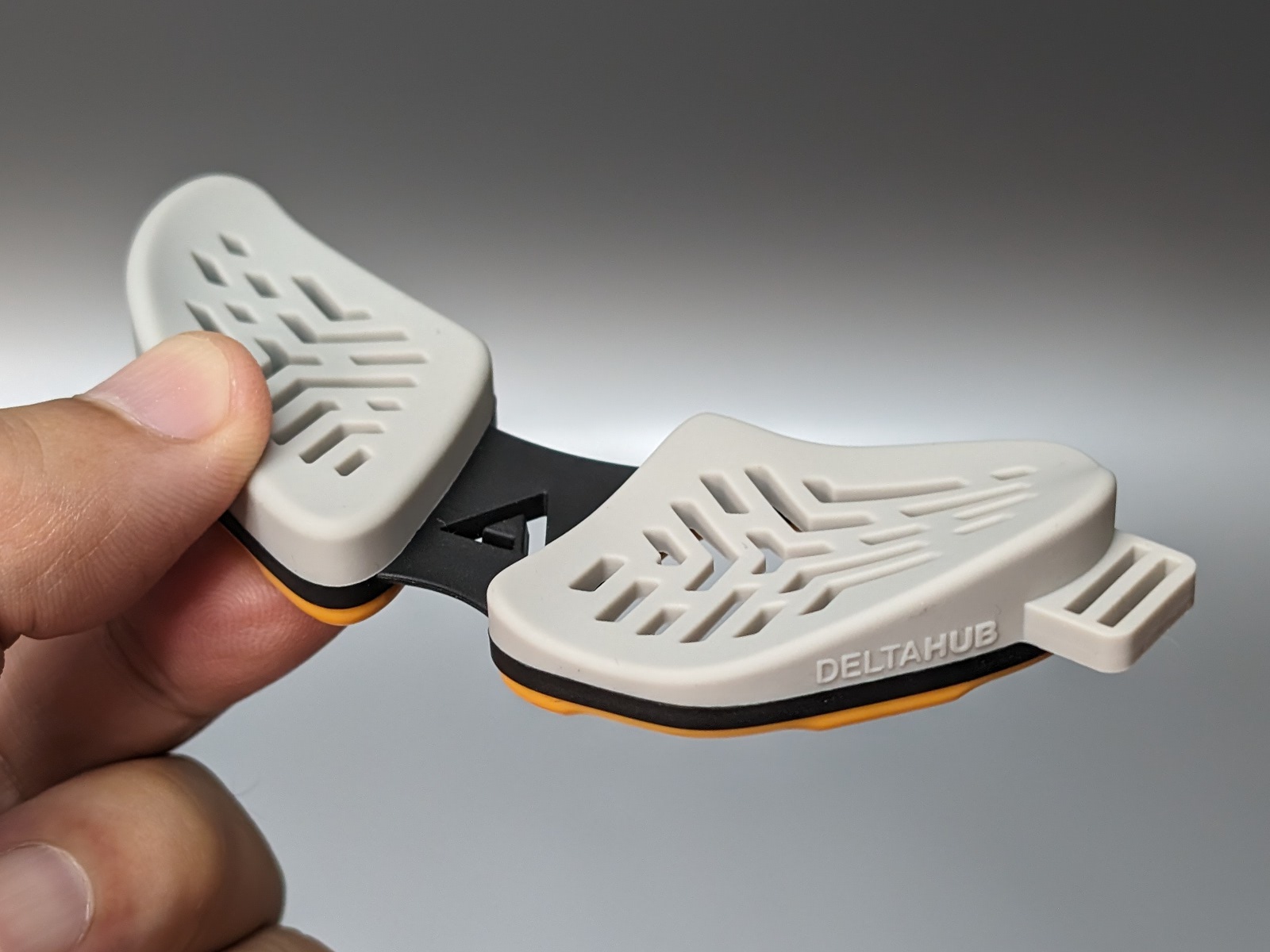 今回購入したのは右手用のLサイズ（グレー）。手のひらにぴったり合う形状をしている