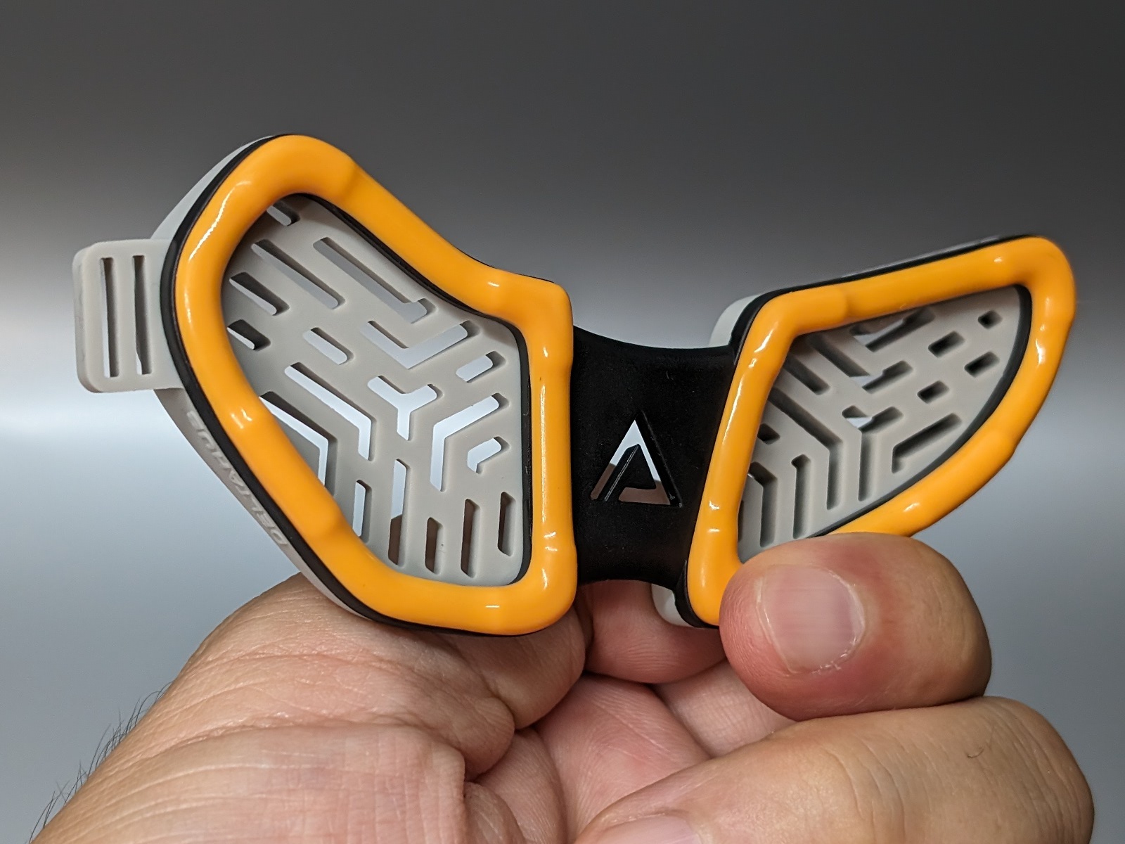 裏面。黄色い部分は硬質なPTFE樹脂で、滑りやすいためマウスの動きもスムーズになる