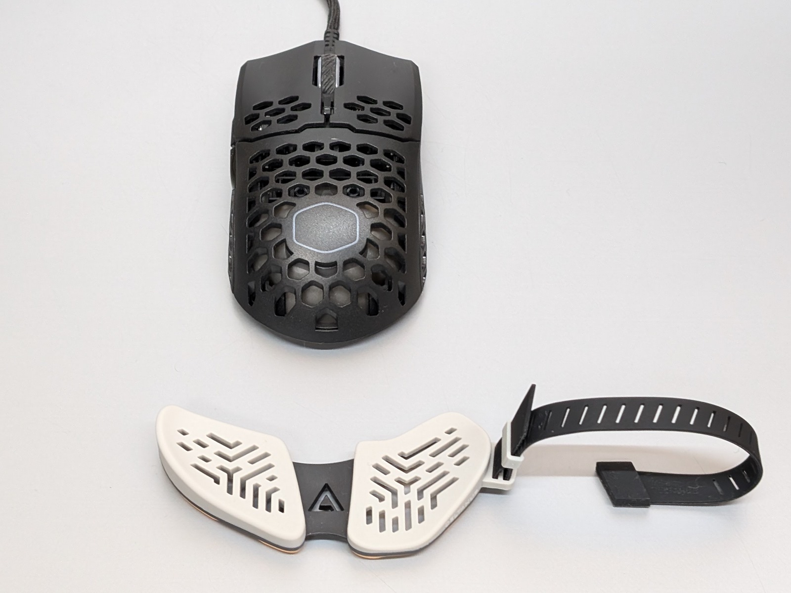 マウスとのサイズ比較。今回購入したモデルはベルトが付属している