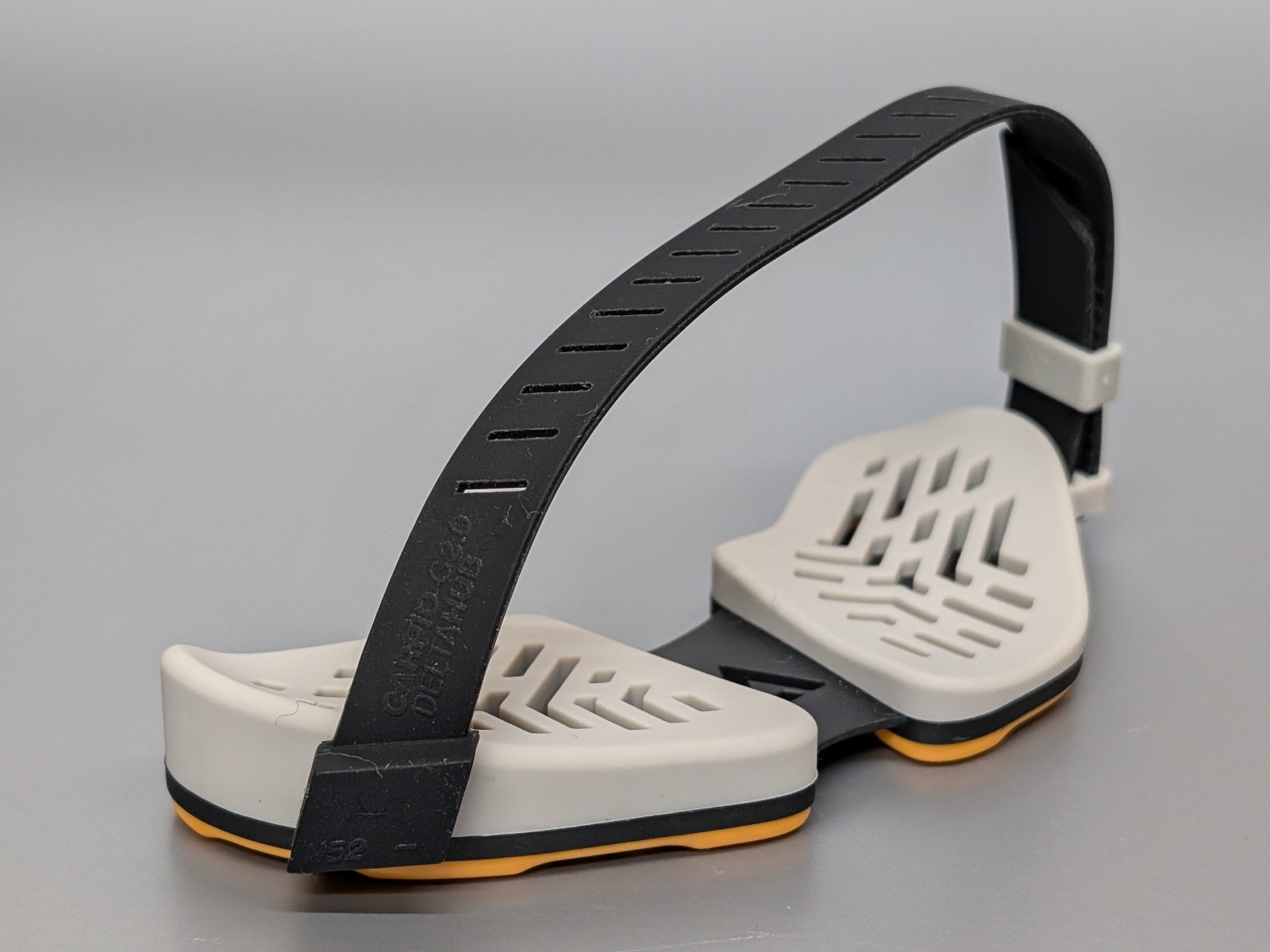 ベルトはシリコン製で、左端をマグネットで本体に吸着させる仕組み