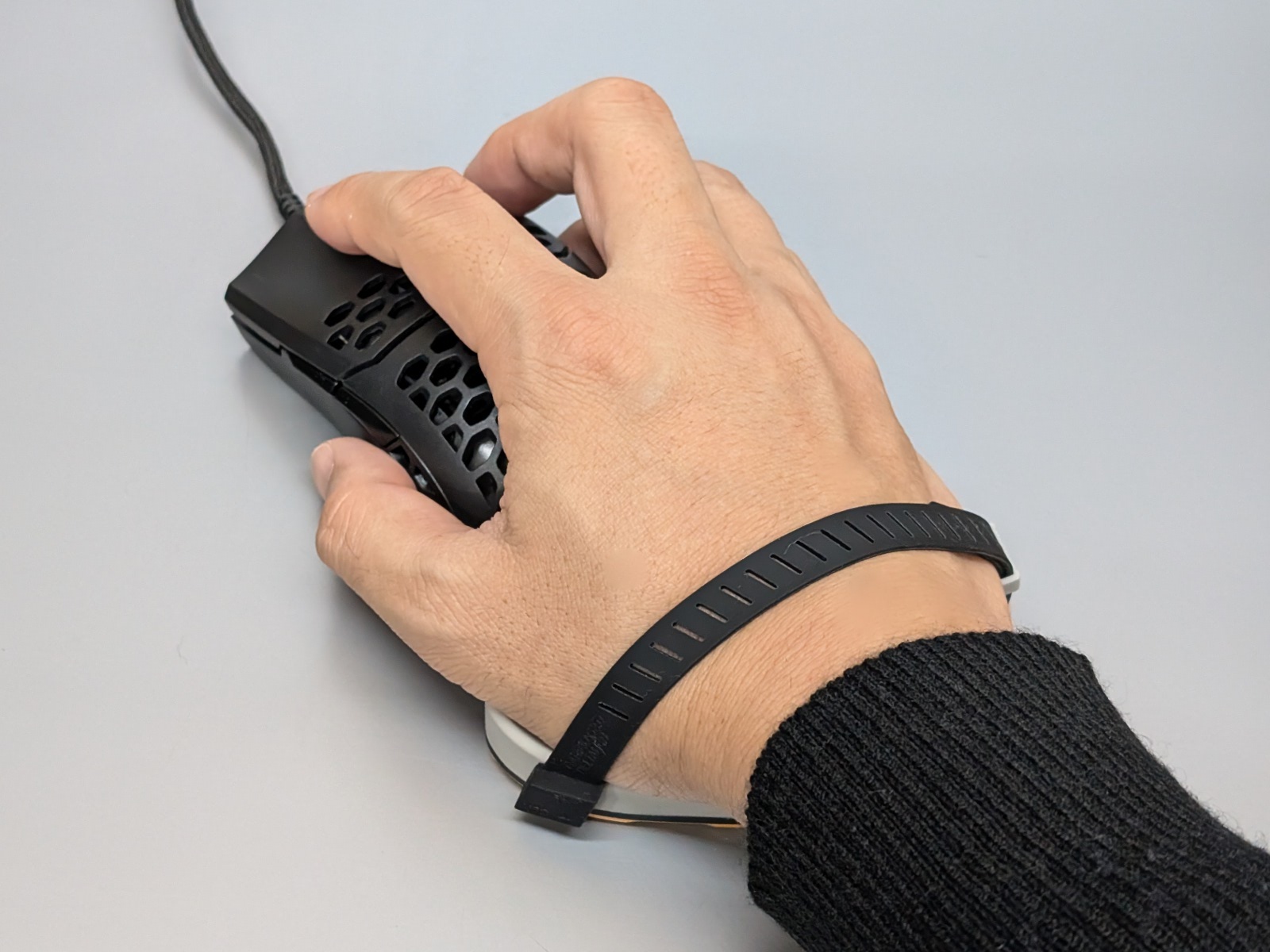 手に装着したところ。マウスを簡単に滑らせられる