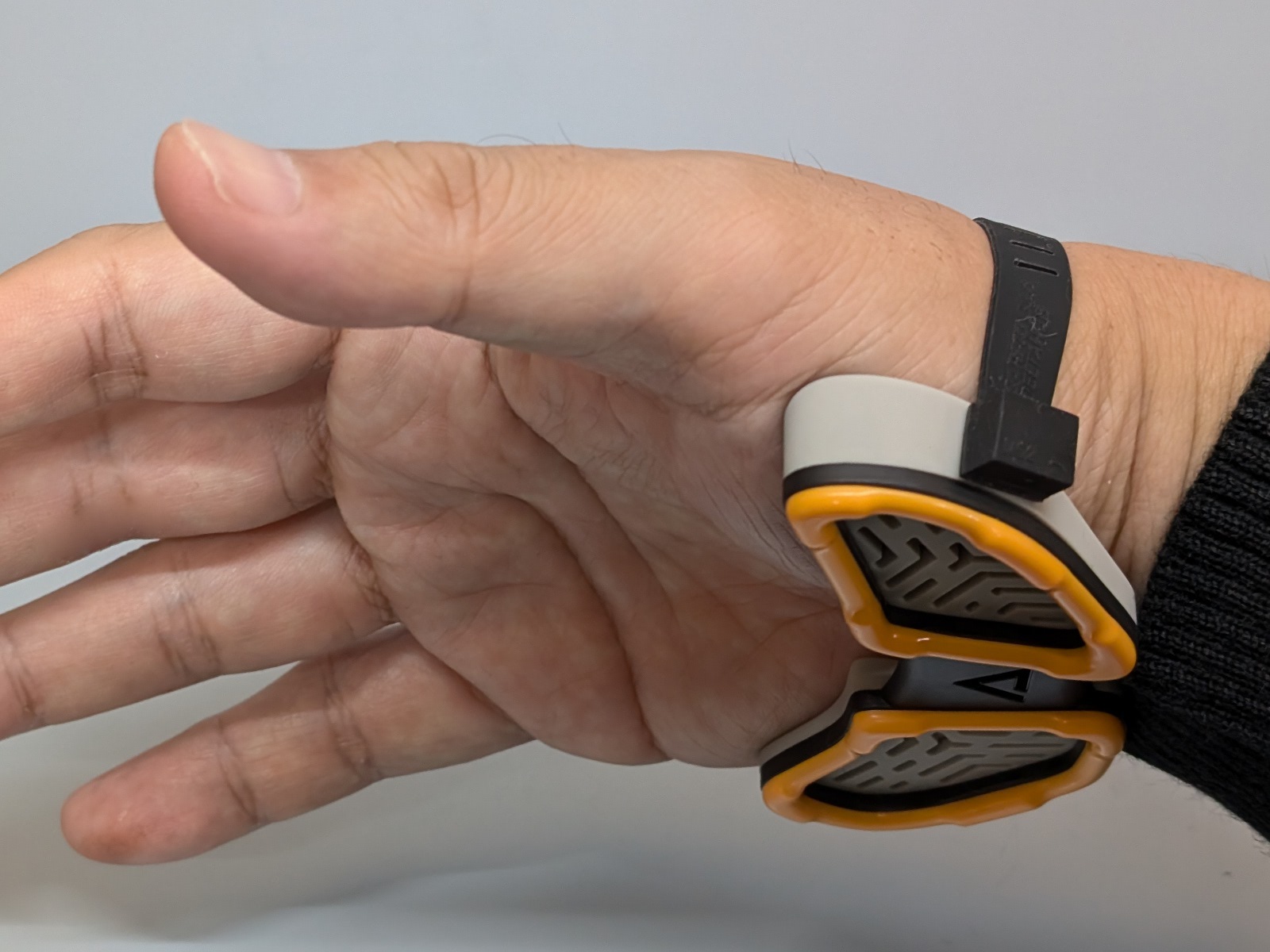 持ち上げてもついてくるので、マウスとキーボードを交互に操作する場合も対応できる