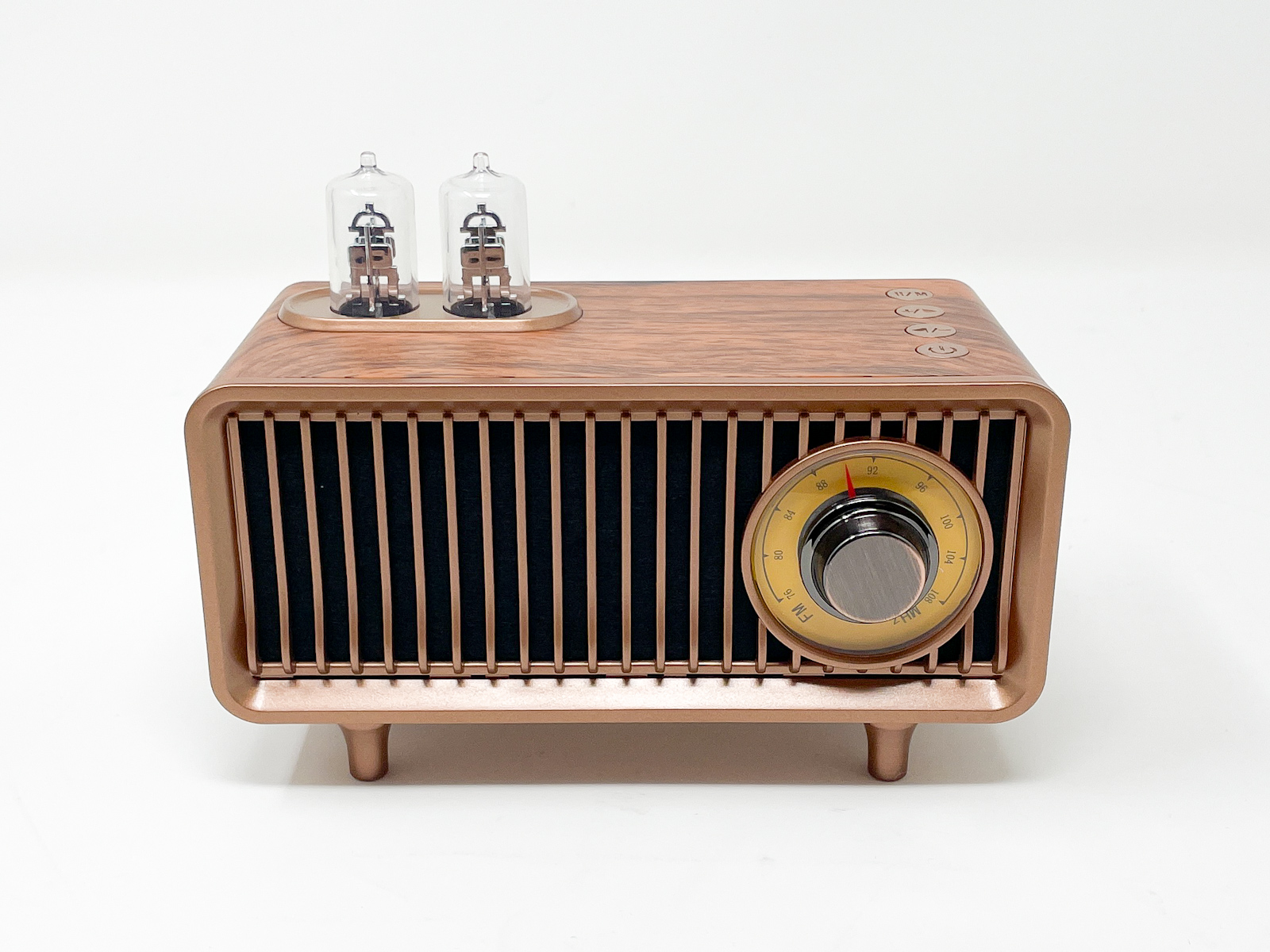 ゲオの「FMラジオ付きレトロスピーカー」。木目調で四つ足という実にフェティッシュな見た目に心惹かれました。
