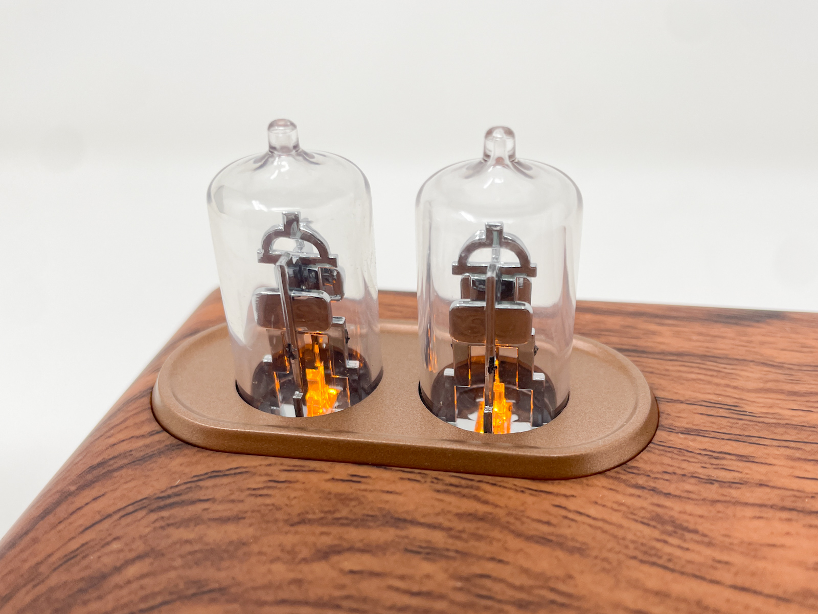 真空管アンプを模したLEDライト。特に機能はなく、電源ON時にぼんやり光るだけではありますが、雰囲気はあります。