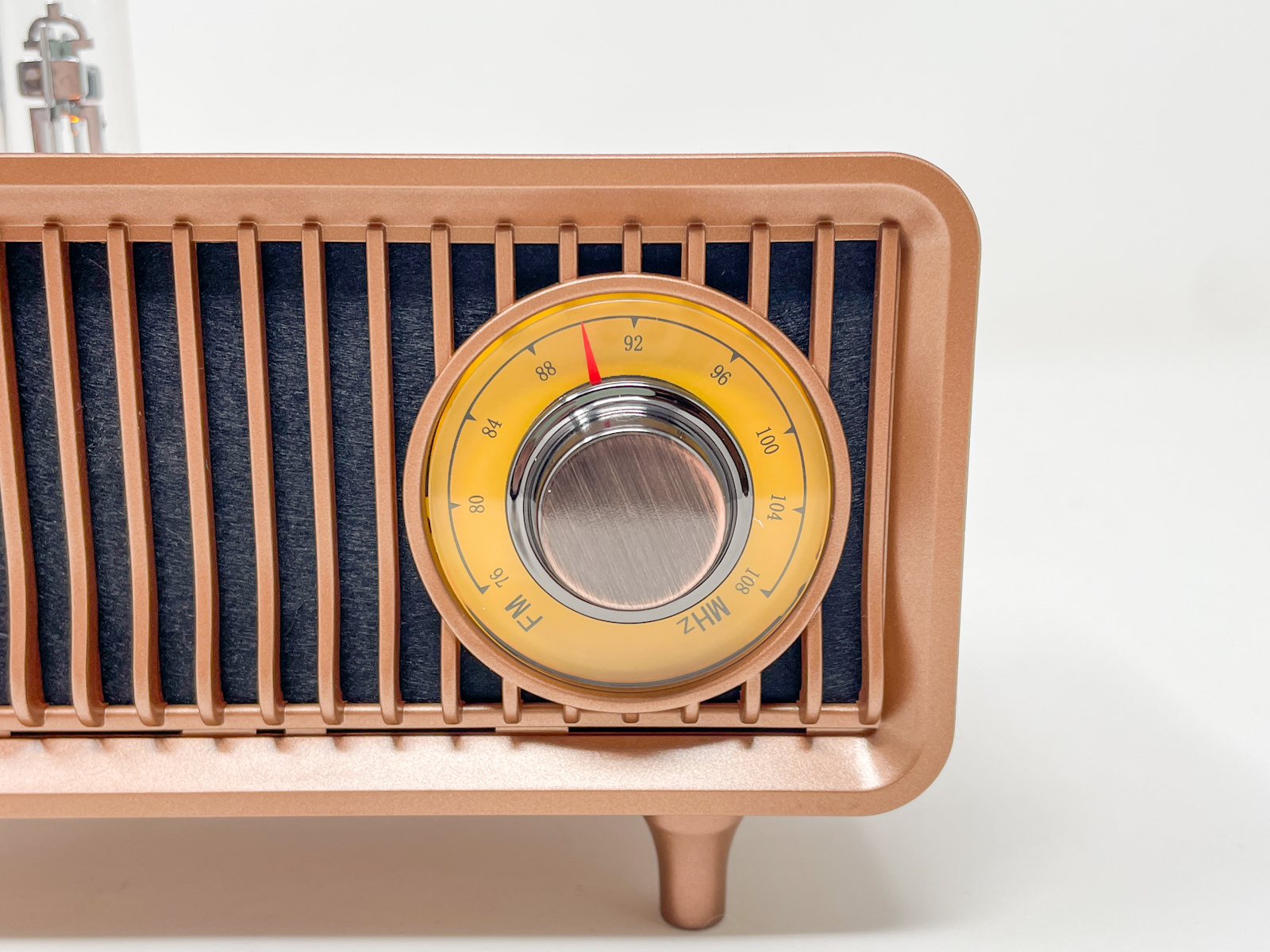 雰囲気たっぷりなラジオの選曲用のツマミ。ワイドFMに対応しているのでAM局の放送も聴取できます。