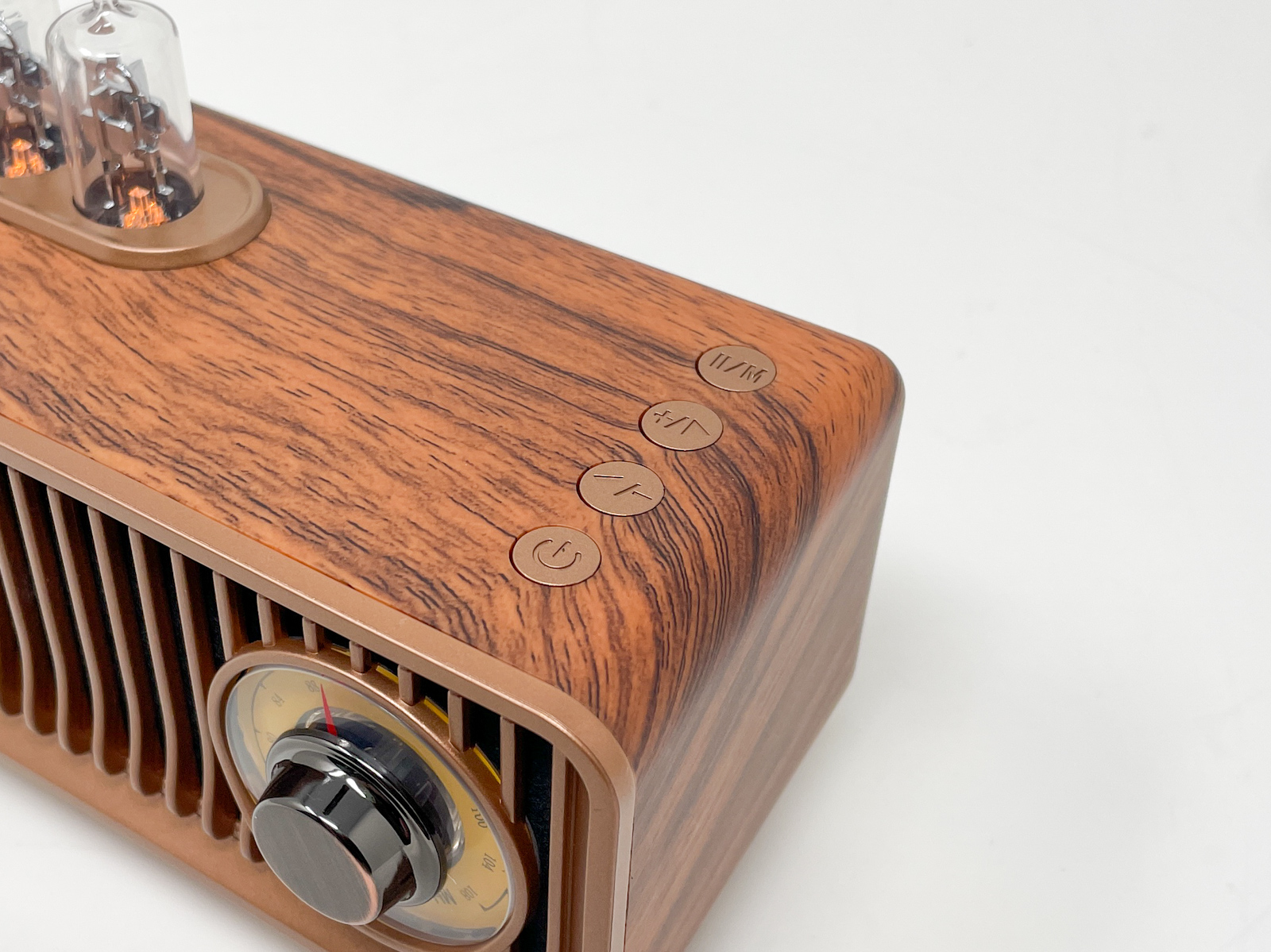 本体上部に電源ほかの操作ボタンを備えるシンプルな構造です。