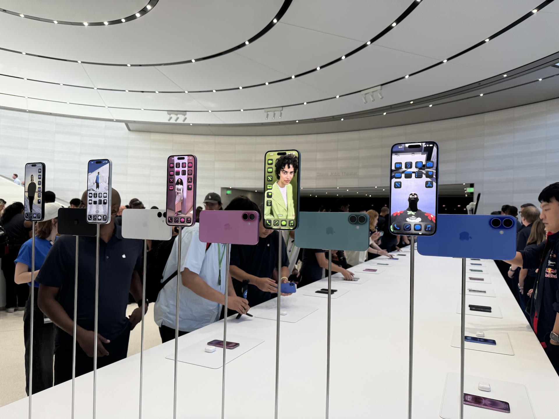 iPhone 16<br>カラーバリエーション：ウルトラマリン、ティール、ピンク、ホワイト、ブラック<br>本体サイズ：高さ147.6mm×幅71.6mm×厚さ7.80mm<br>質量：170g<br>ディスプレイサイズ：6.1インチ