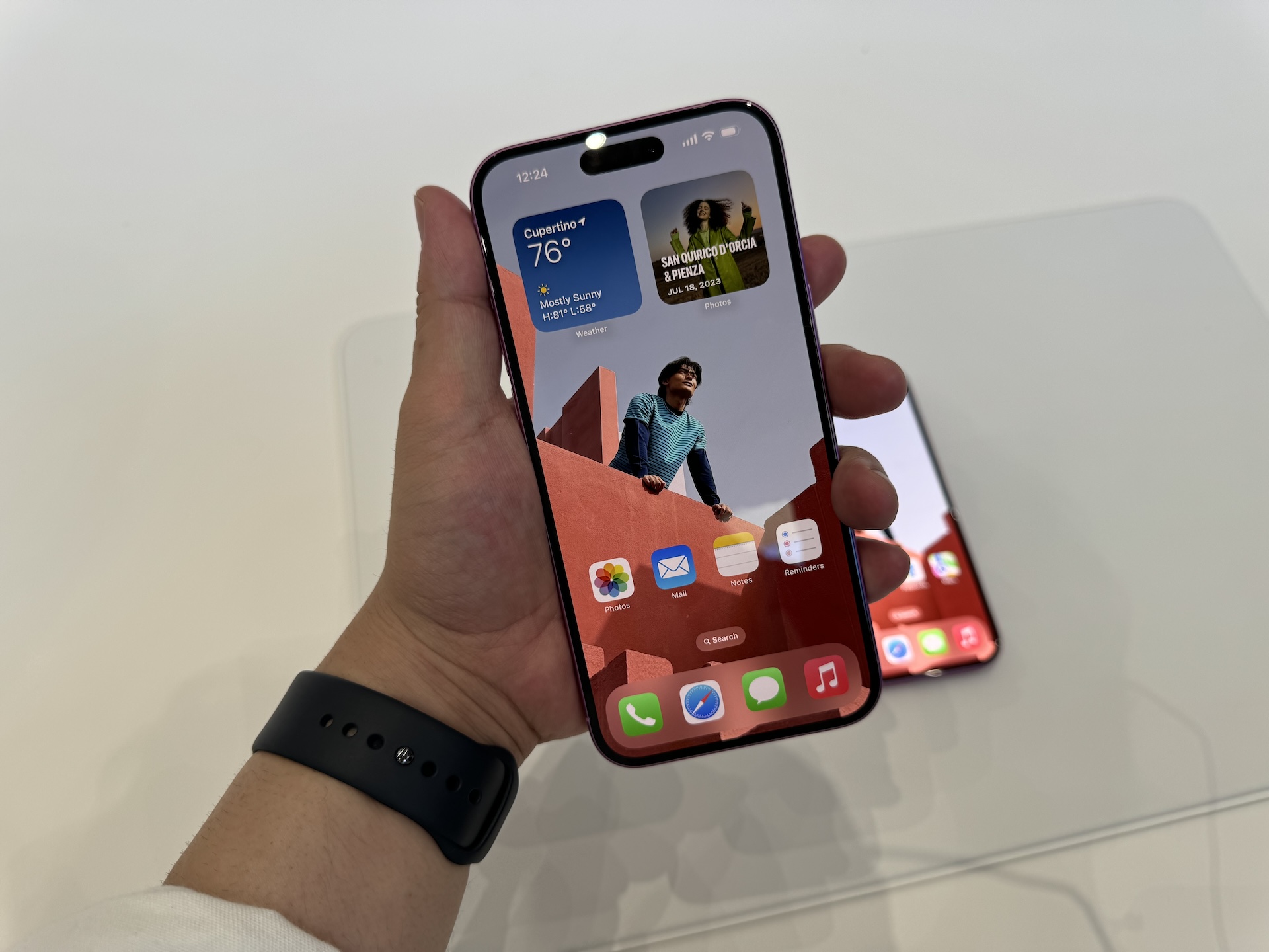 iPhone 16 Plus<br>カラーバリエーション：ウルトラマリン、ティール、ピンク、ホワイト、ブラック<br>本体サイズ：高さ160.9mm×幅77.8mm×厚さ7.80mm<br>質量：199g<br>ディスプレイサイズ：6.7インチ