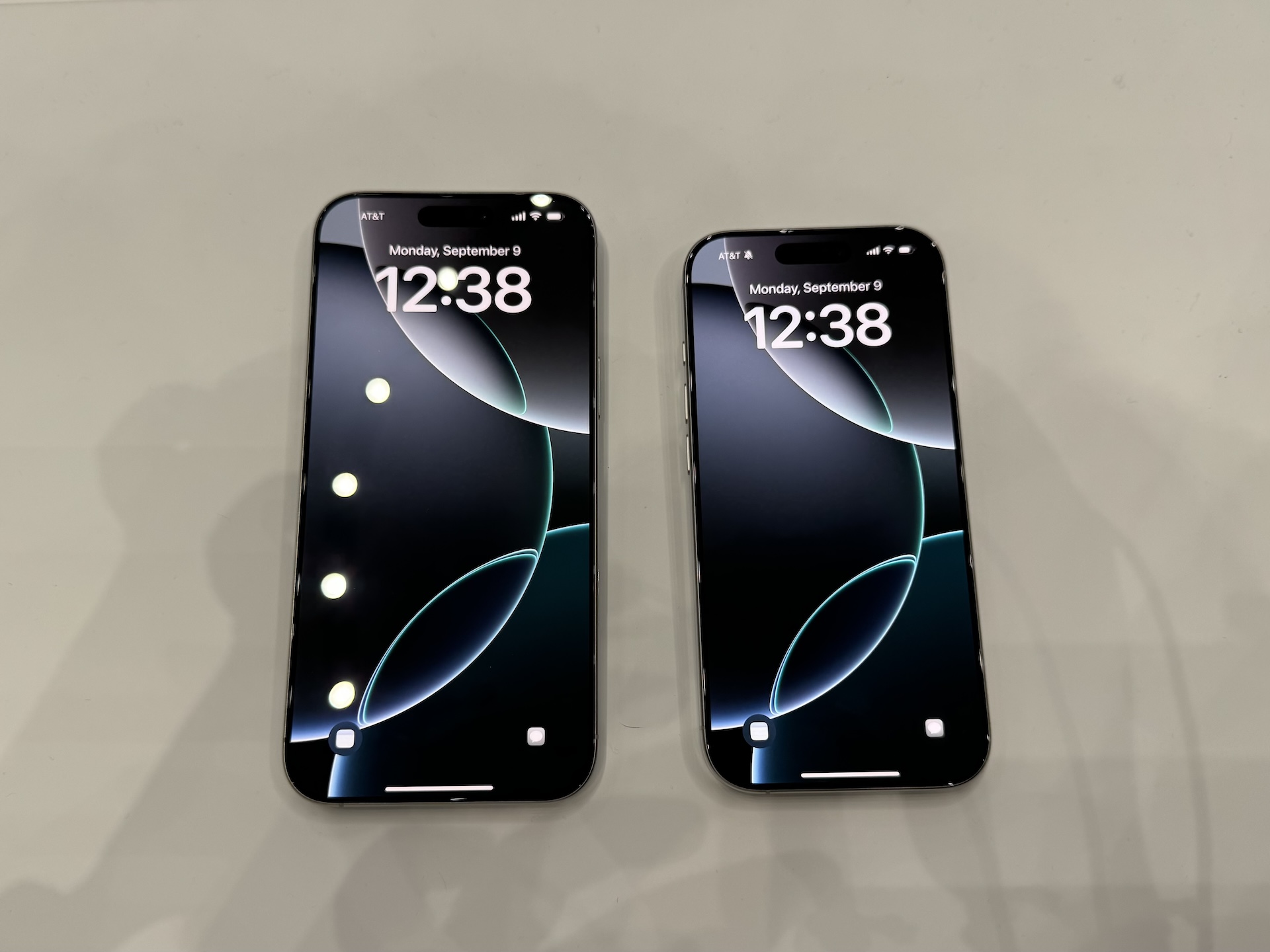 iPhone 16 Pro Max（左）とiPhone 16 Pro（右）