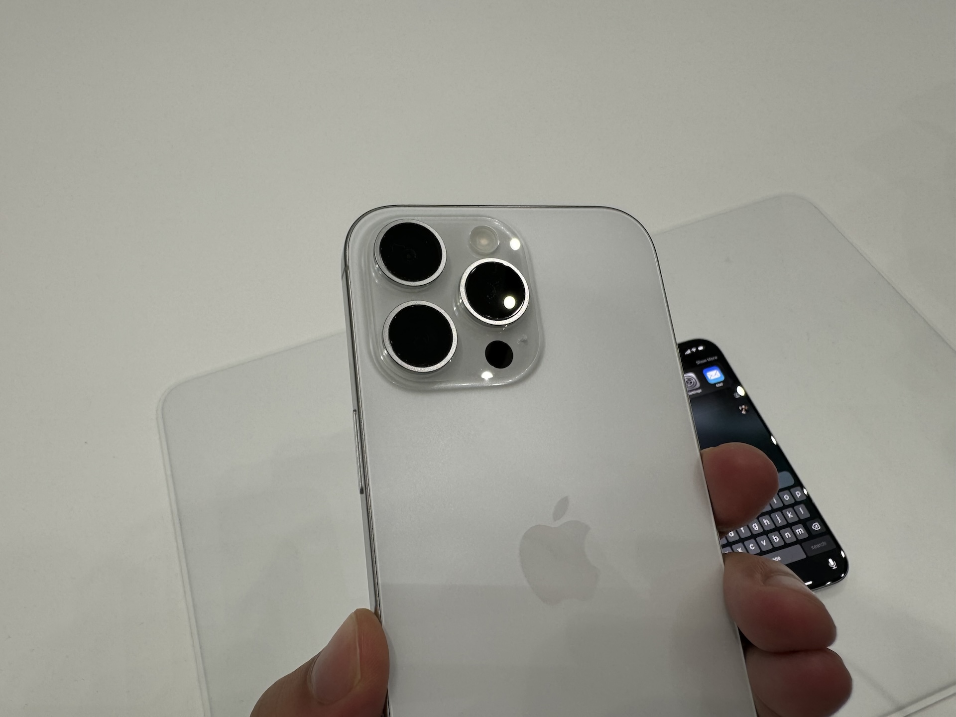 iPhone 16 Pro Max<br>カラーバリエーション：デザートチタニウム、ナチュラルチタニウム、ホワイトチタニウム、ブラックチタニウム<br>本体サイズ：高さ163m×幅77.6m×厚さ8.25mm<br>質量：227g<br>ディスプレイサイズ：6.9インチ