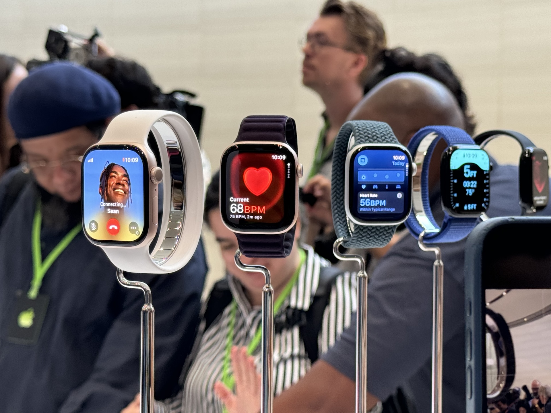 Apple Watch Series 10<br>46mmモデル<br>サイズ：46mm×39mm×9.7mm<br>質量：アルミニウムGPSモデル36.4g、アルミニウムGPS＋Cellularモデル35.3g、リタニウム41.7g<br>42mmモデル<br>42mm×36mm×9.7mm<br>質量：アルミニウムGPSモデル30g、アルミニウムGPS＋Cellularモデル29.3g、リタニウム34.4g