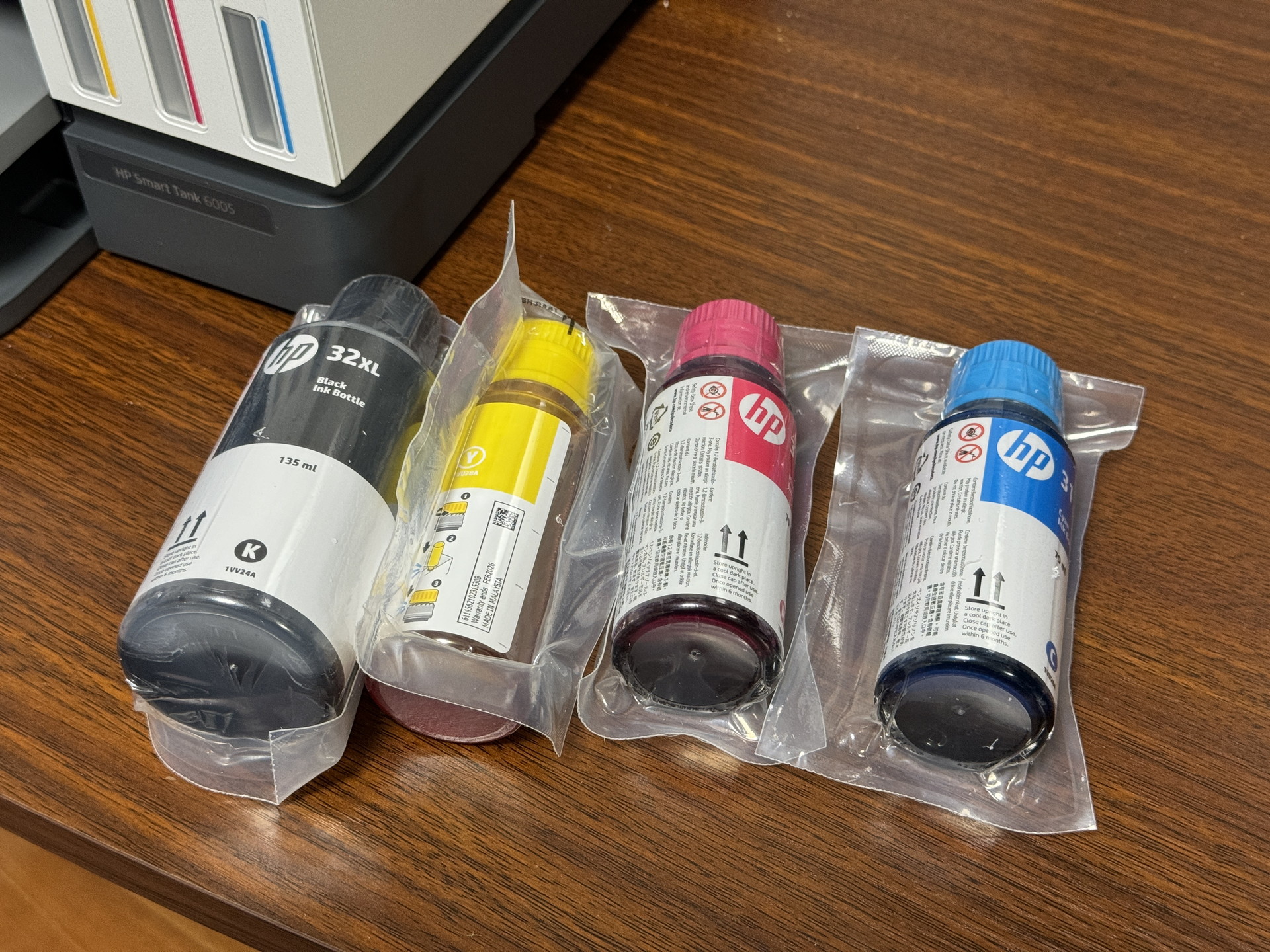 黒6000枚、各色8000枚印刷できるインクが付属する。