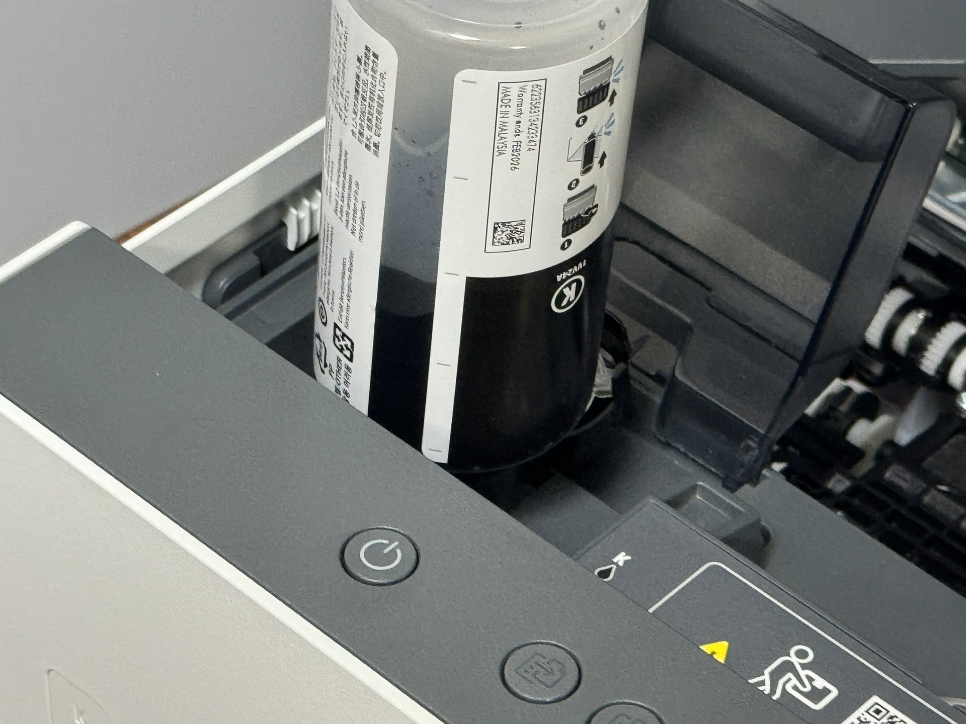 使い始めるときはインクボトルからタンクに補充する。