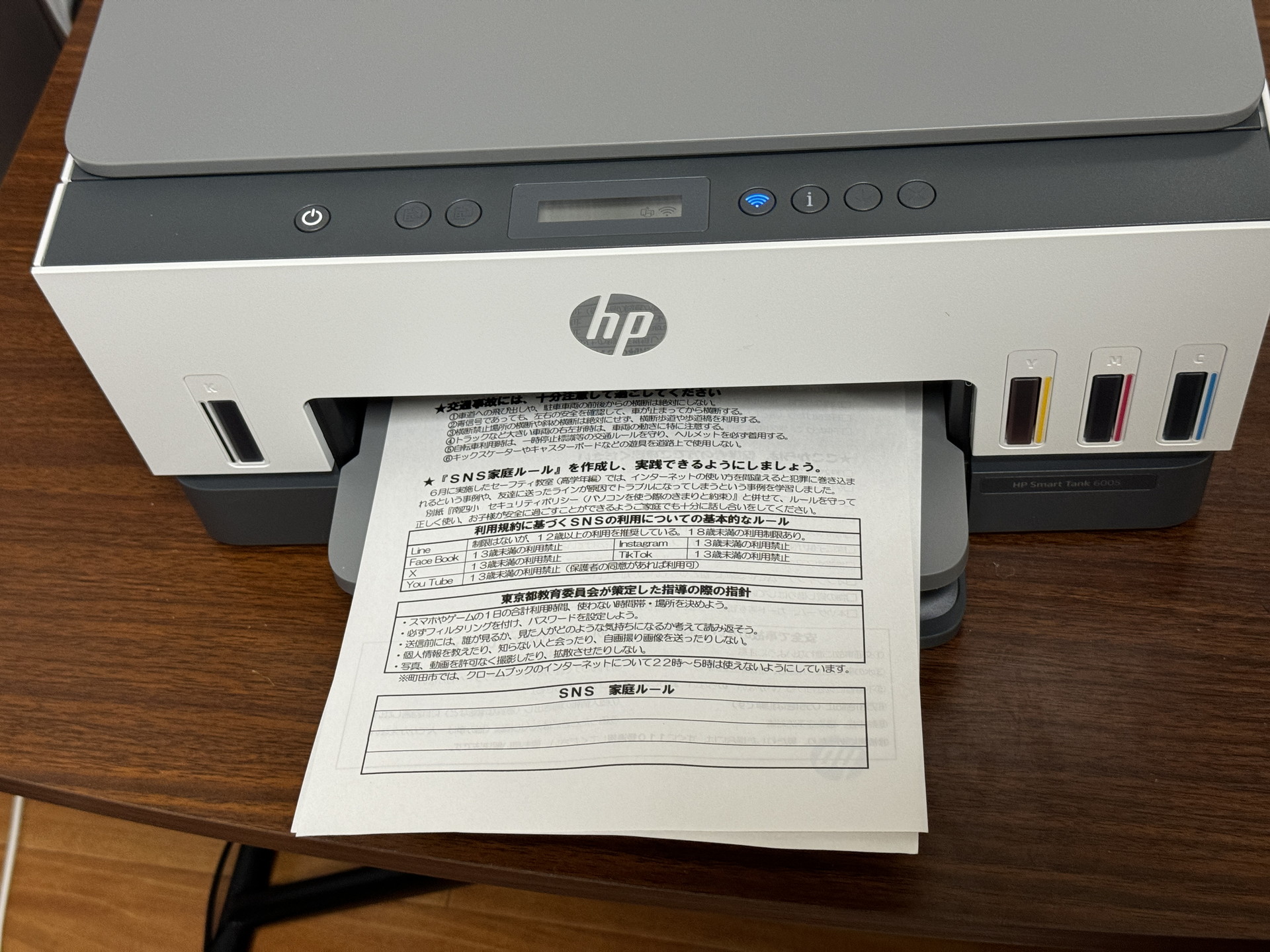 前面給紙トレイの上にプリントが出力される。背面給紙はないので、奥にぴったり設置できる。