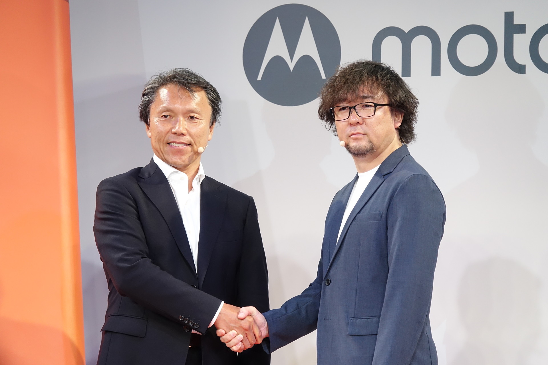 モトローラ・モビリティ・ジャパン 仲田社長（左）とソフトバンク 郷司氏（右）