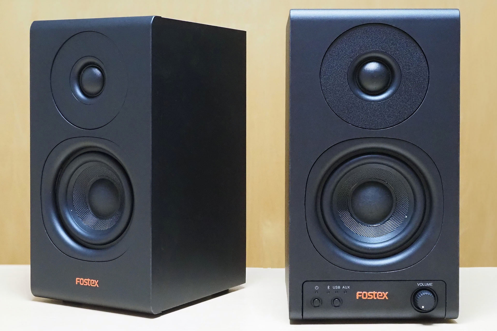 FOSTEX「PM0.3BD」は机上に置いて使ってもあまり邪魔にならないコンパクトなアクティブスピーカーで、PCとUSB接続やBluetooth接続することも可能。イイ音がするPC用スピーカーとして使っている。