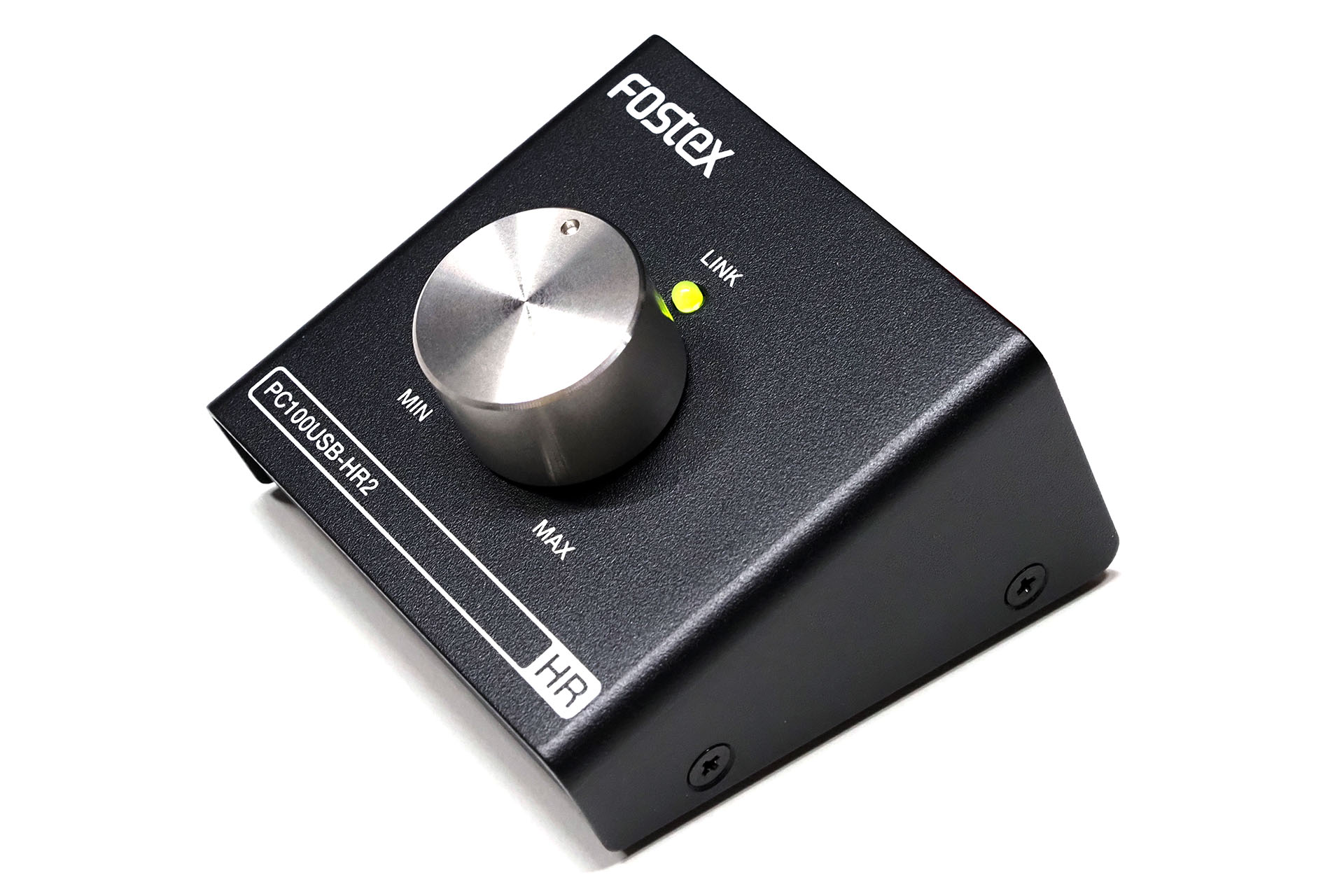 FOSTEX「PC100USB-HR2」は、PC用外部アクティブスピーカーなどのボリューム調節ができる機器だ。サイズは幅66×奥行き70×高さ44mmで、約210g。意外に安定感がある。ボリュームつまみの回し心地も良好。