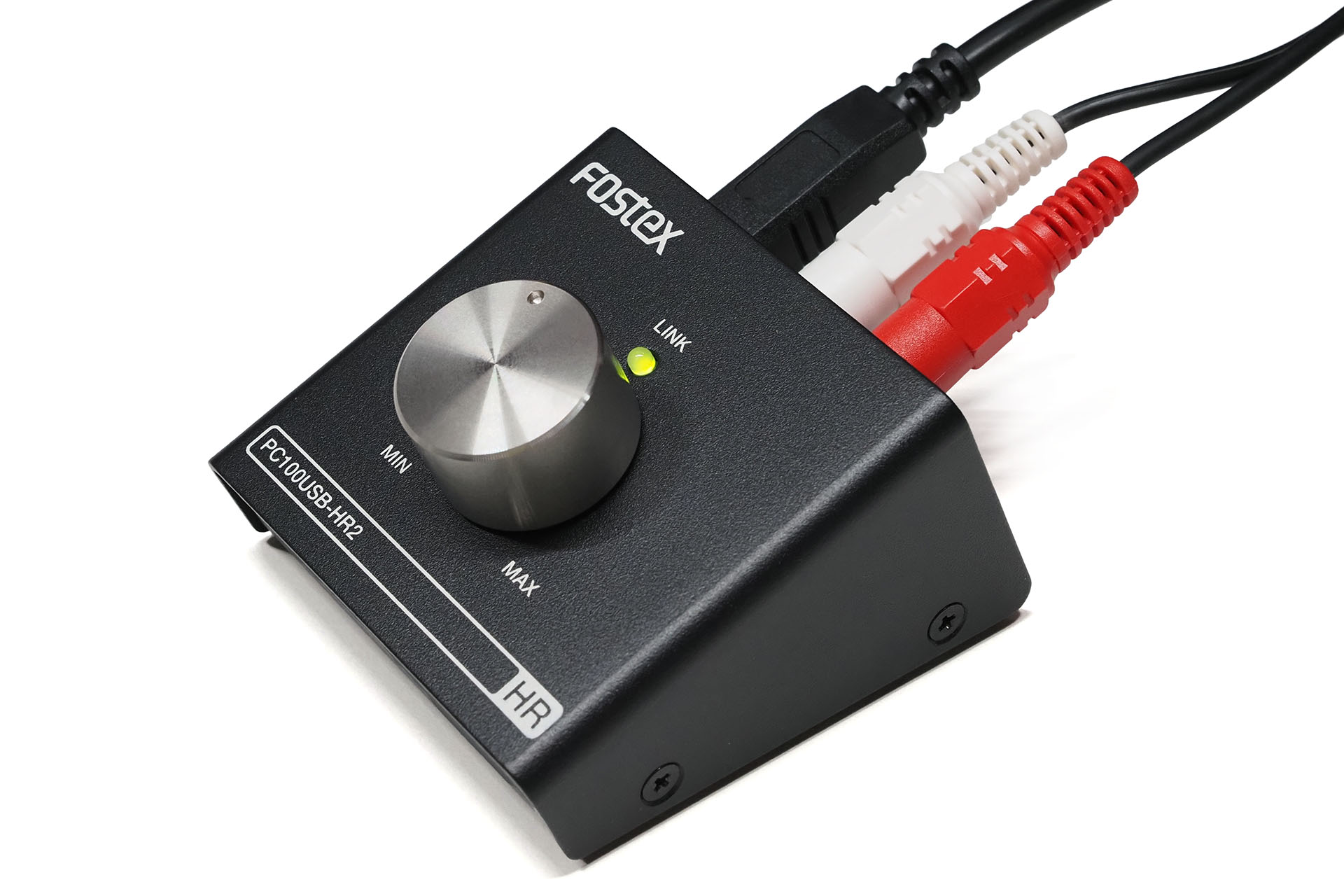 PC100USB-HR2はパソコン(Windows PC/Mac)とUSB接続するだけで使える(各ケーブルも付属)。電力はUSBポートから得るのでACアダプターなども不要。背面にあるLINE出力をアンプやアクティブスピーカーにつなげば音が出る。背面には3.5mmステレオミニジャックもあるので、そこにヘッドホンなどを使っても音を聴ける。LINE出力と3.5mmステレオ出力は同時には使えず、どちらか片方しか使えない。