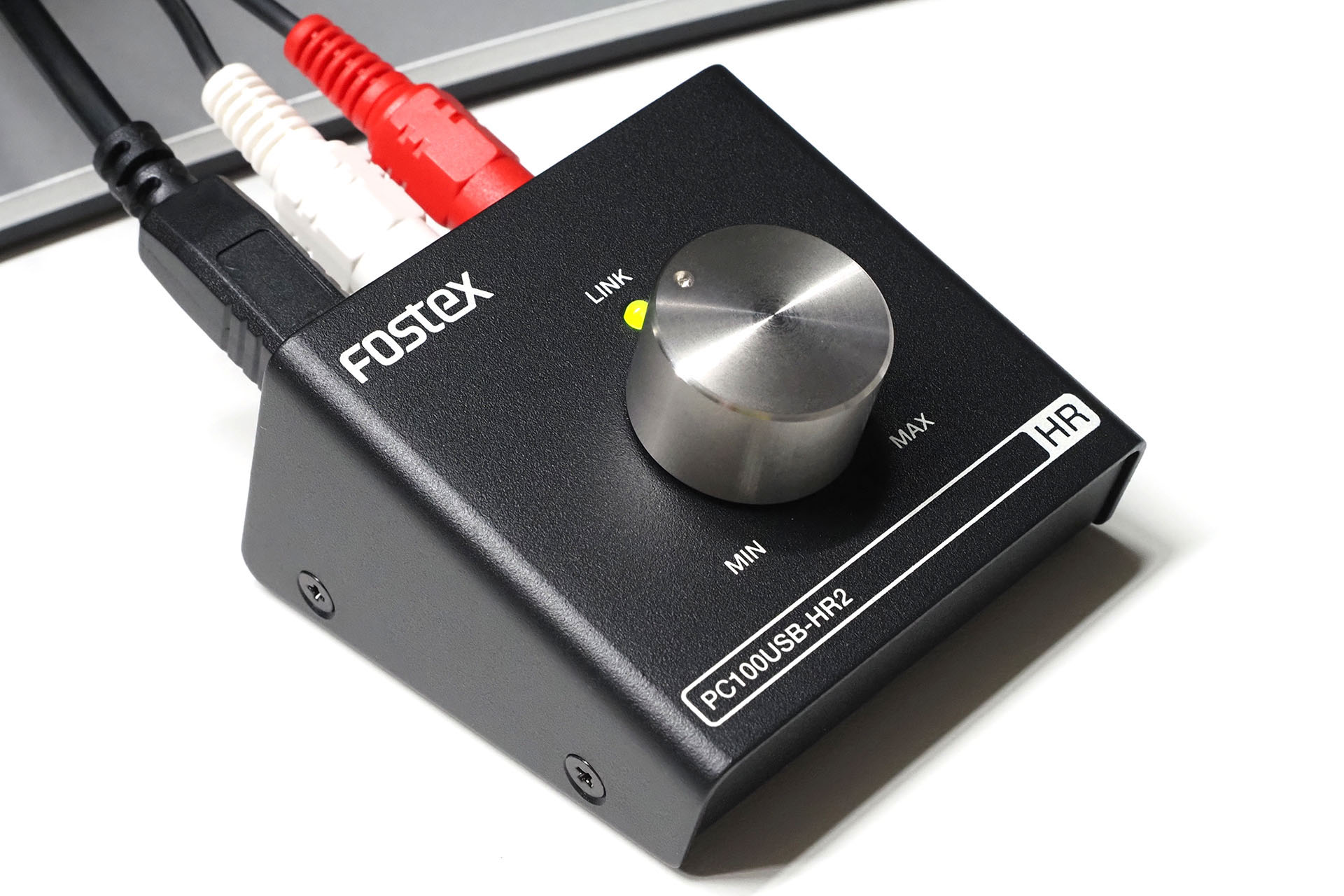 フツーに机上に置いた状態。斜めからならLEDインジケーターが見える。