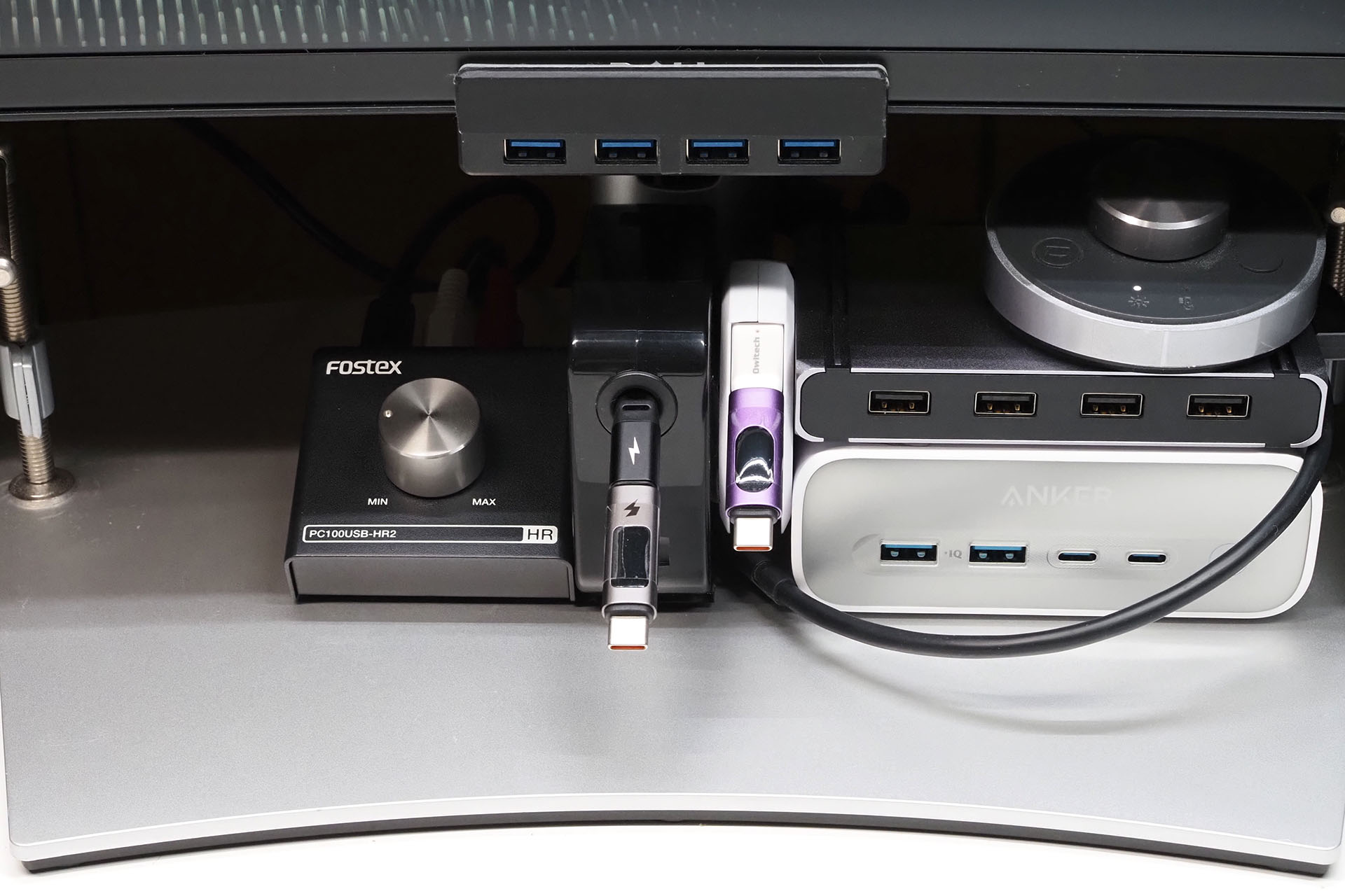なにもしないでただ置くと、こういう感じに。LEDインジケーターは見えないし、ボリュームノブもちょっと回しにくいような。