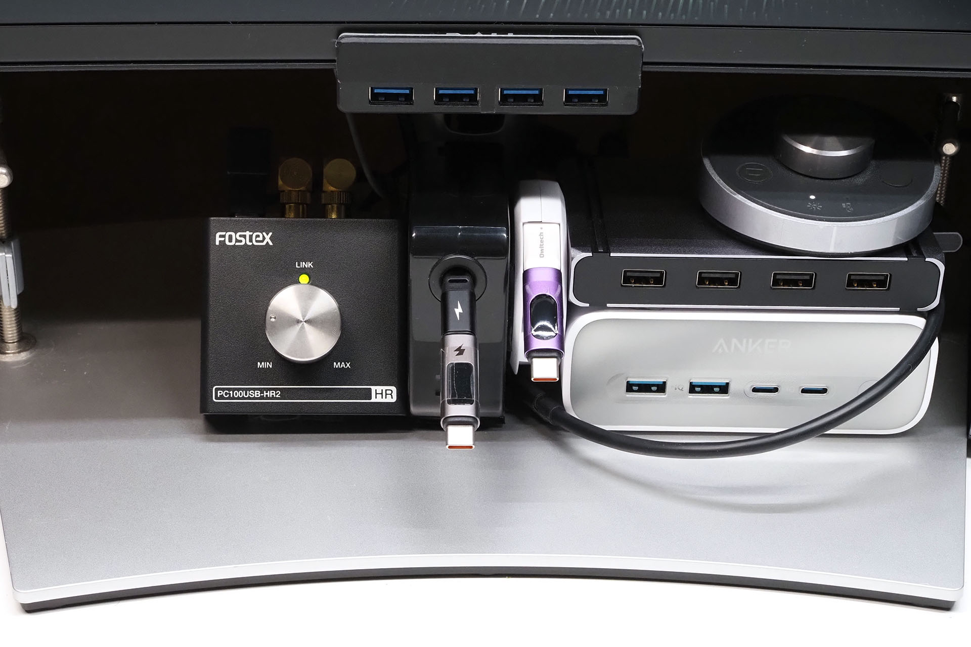 本体を少し立てて置けるようにした。するとボリュームノブがより回しやすくなり、LEDインジケーターもちゃんと見えるようになった。また、本体は写真の位置に耐震粘着ジェルみたいなので固定したので、すごーく安定的に使えるようになった。