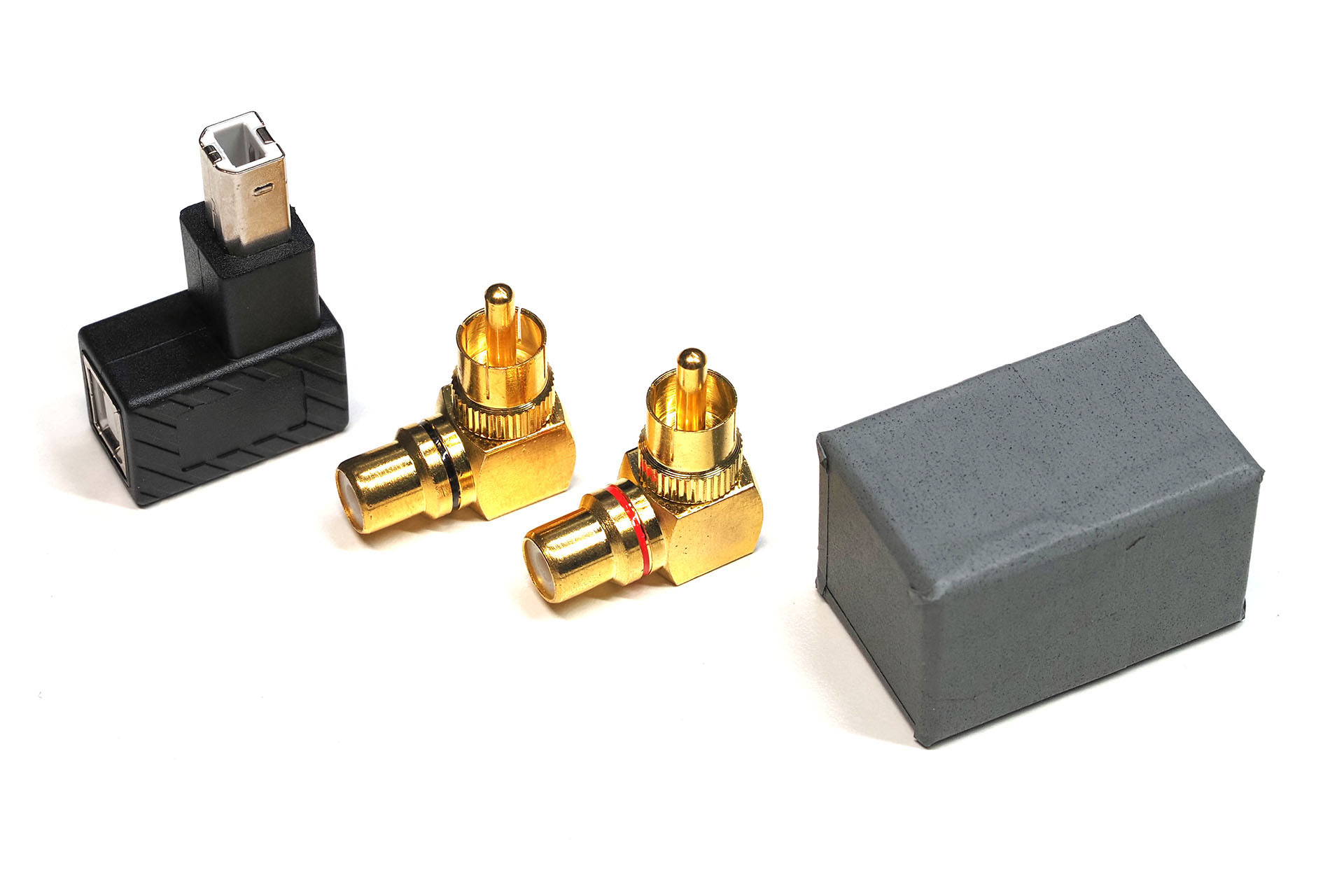 使ったパーツがこちら。FOSTEX「PC100USB-HR2」は、そのまま使うとUSBケーブルやRCAケーブルが丸見え状態になってしまう。なのでそれぞれL型コネクターを介して接続し、ケーブルを目立たなくした。また、本体のより立たせて置くため、適当な四角いモノを本体背面に貼り付けた。貼り付けは耐震ジェルみたいな粘着テープで行った。