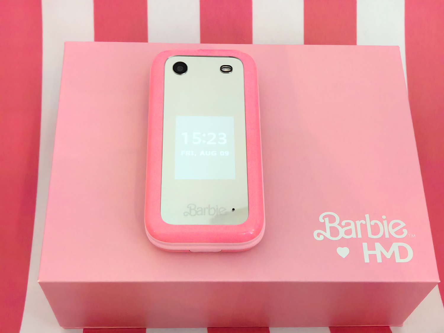 上蓋のディスプレイ部分はミラー仕上げ