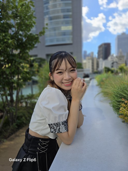 ポートレートで撮影。背景は自然なボケ。モデル：望月ゆうり（X（旧Twitter）：<a href="https://x.com/Tiara00107">@Tiara00107</a>、Instagram：<a href="https://www.instagram.com/mochi.yuri_/">@mochi.yuri_</a>、所属：<a href="http://bonbon-famin.com/">ボンボンファミン・プロダクション</a>）