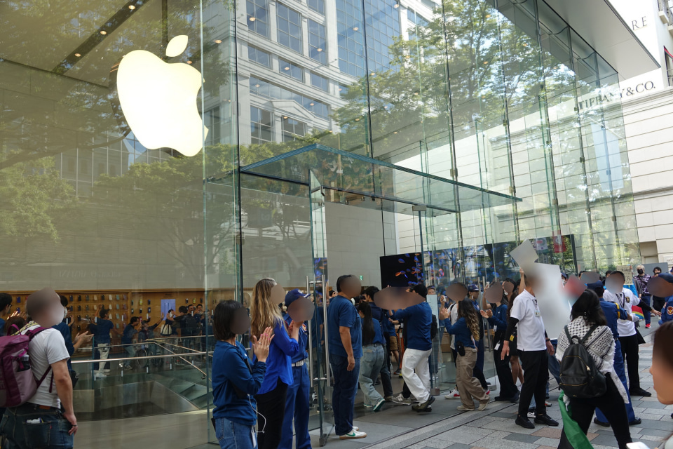 iPhone 16」発売、アップルストアでハイタッチなど盛況をみせる