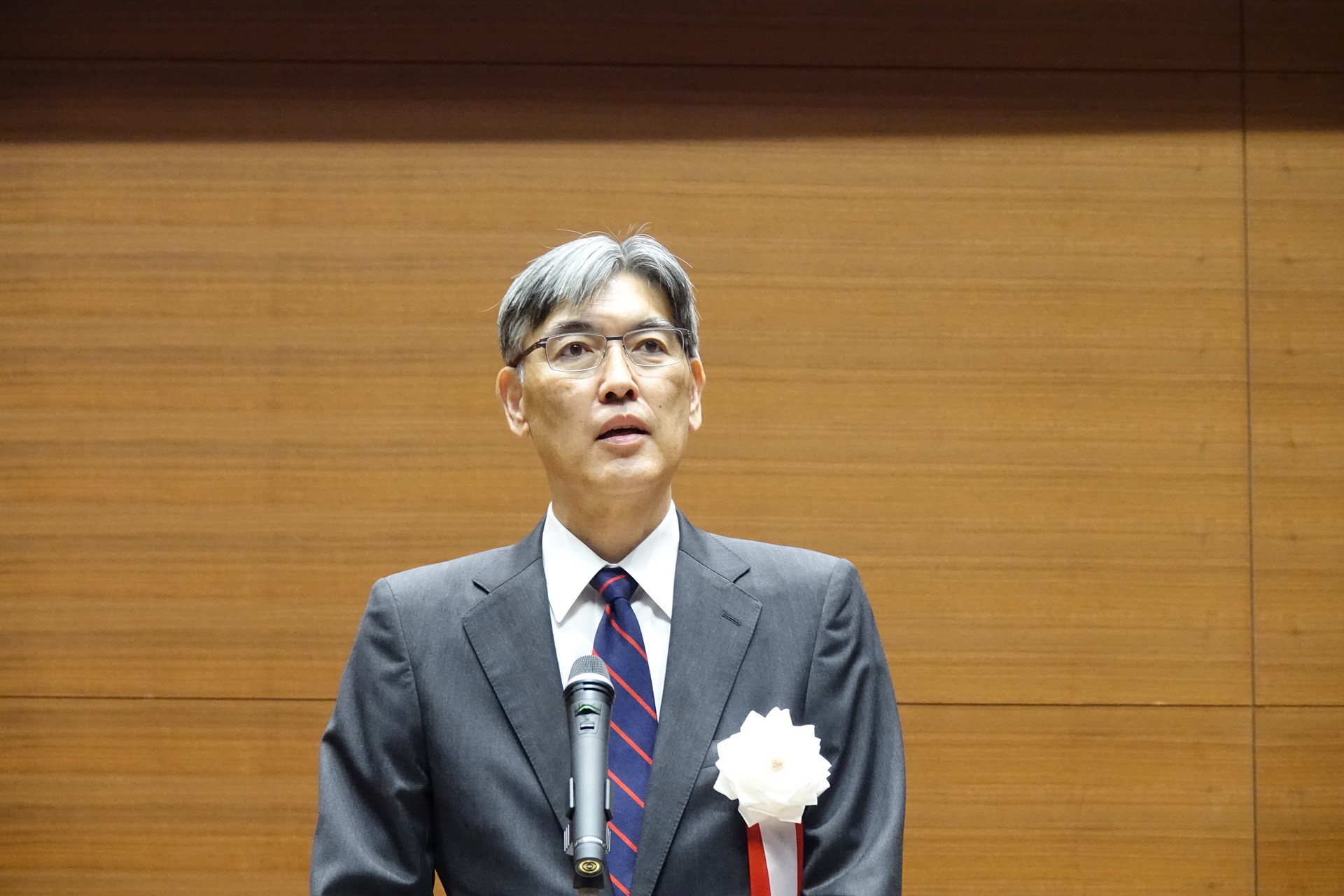 左＝慶應義塾長 伊藤氏。右＝慶應AIセンター センター長 杉浦氏