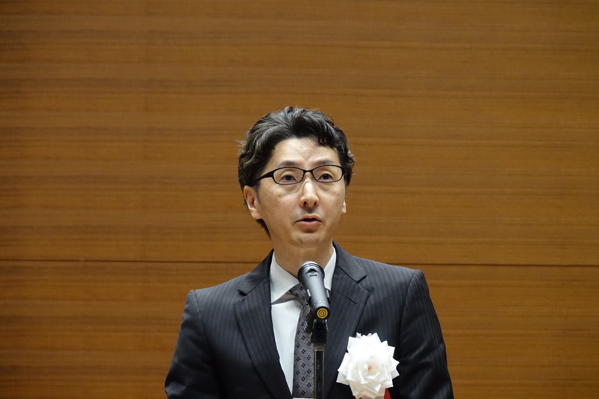 左＝慶應義塾長 伊藤氏。右＝慶應AIセンター センター長 杉浦氏