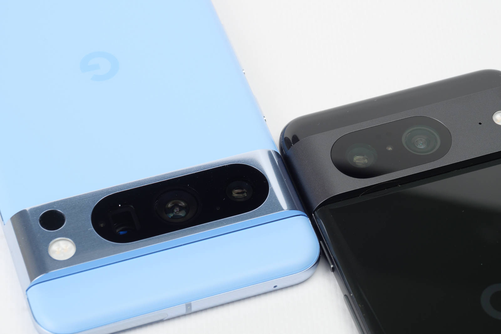 Pixel 8 Pro（左）とPixel 8。Pixel 8 Proだと望遠カメラが追加されています