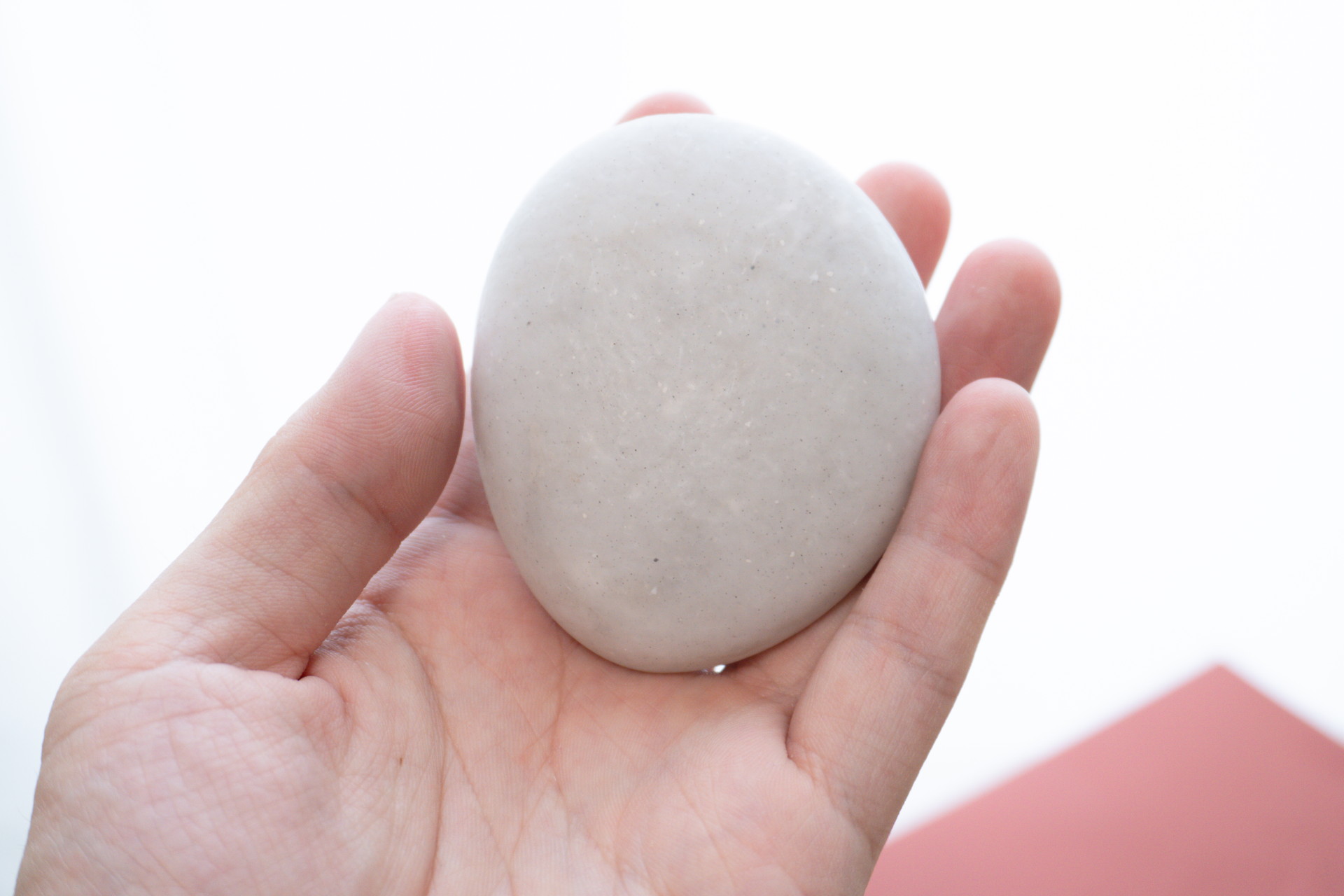 石ころのようなスマートリモコン「Nature Remo Lapis」